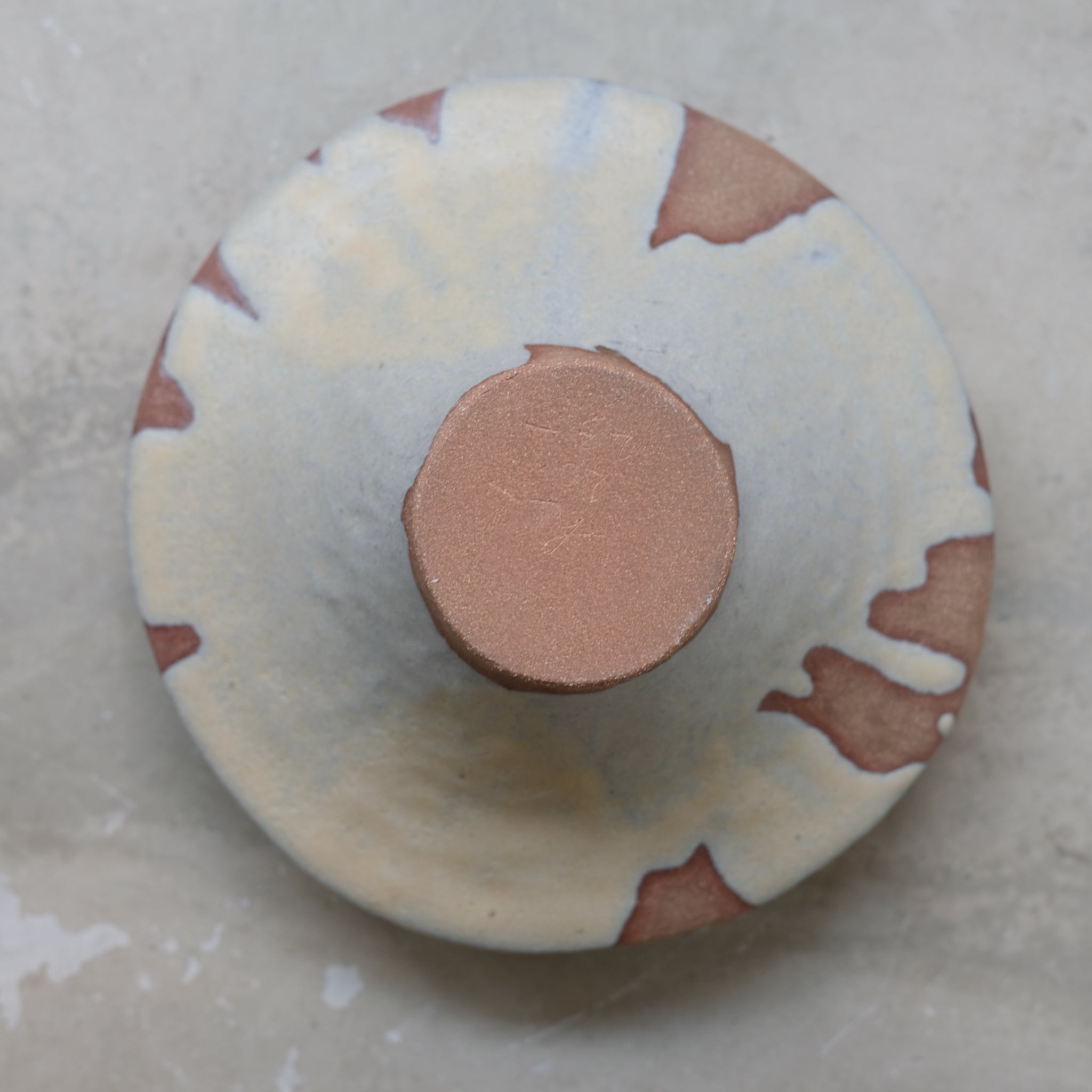 Vase en grès rouge H18cm beige par la céramiste Hélène Maury chez Brutal Ceramics