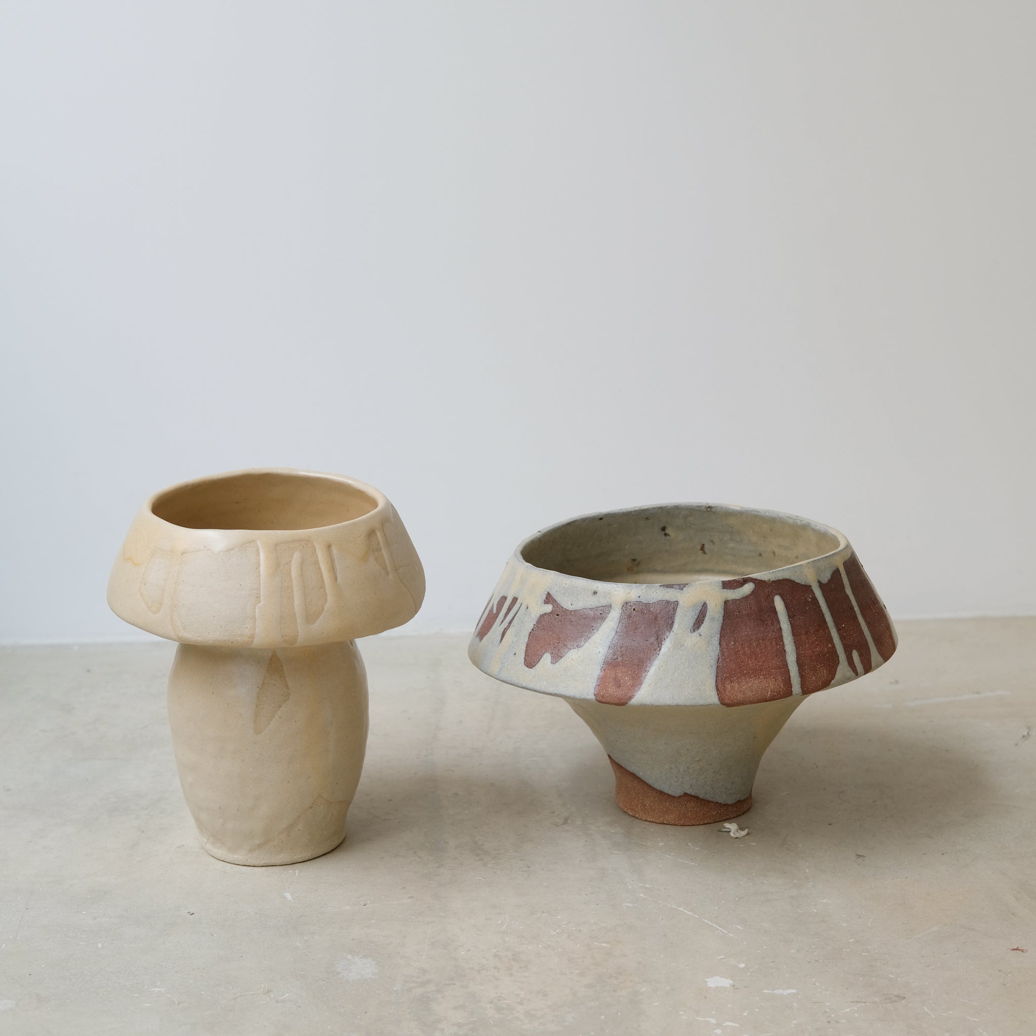 Vase en grès H23cm beige par la céramiste Hélène Maury chez Brutal Ceramics