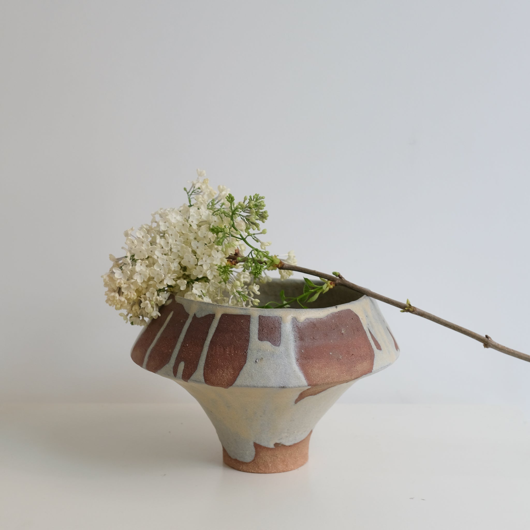 Vase en grès rouge H18cm beige par la céramiste Hélène Maury chez Brutal Ceramics