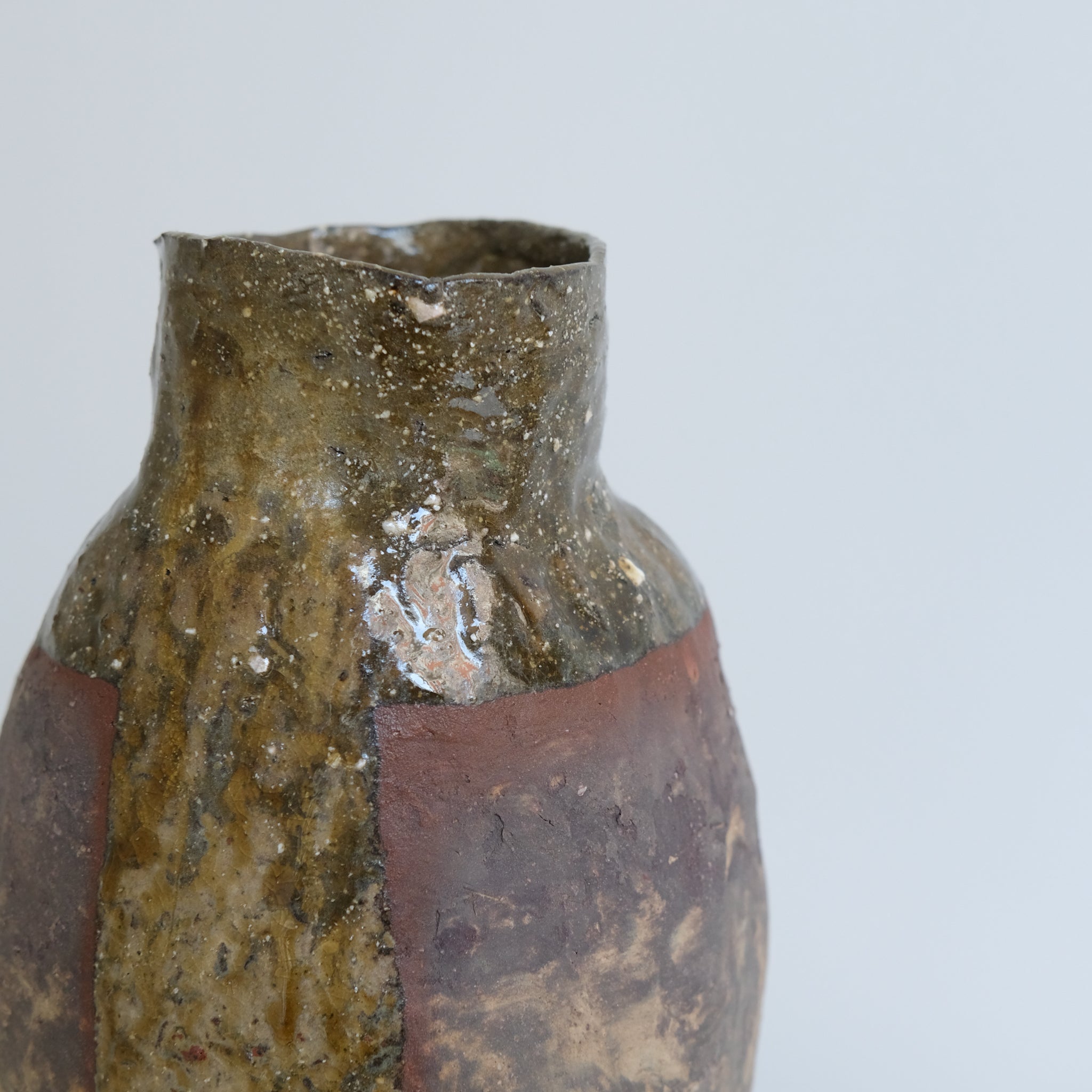 Vase en grès sauvage H 29cm - rouge, ocre de Judith Lasry chez Brutal Ceramics