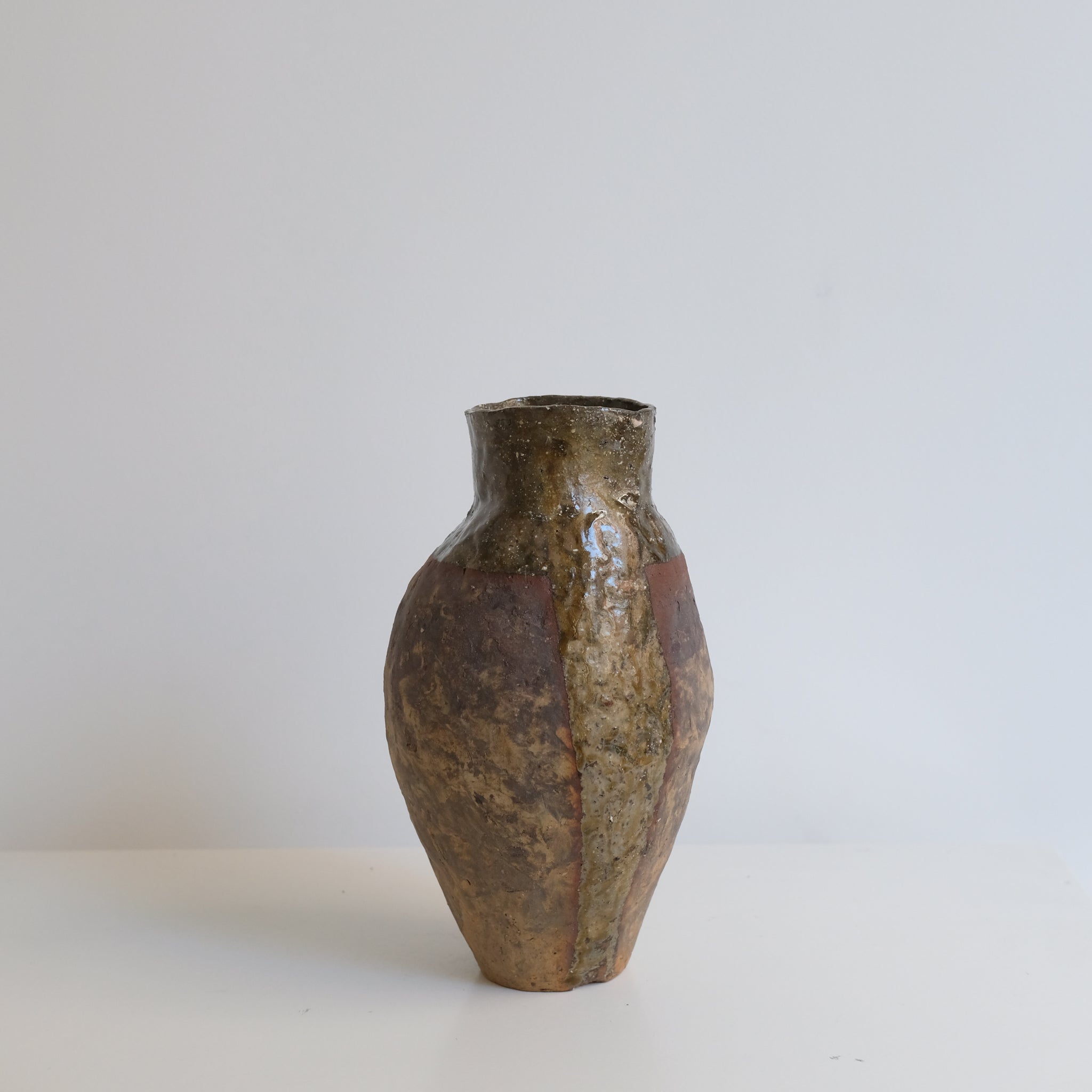 Vase en grès sauvage H 29cm - rouge, ocre de Judith Lasry chez Brutal Ceramics