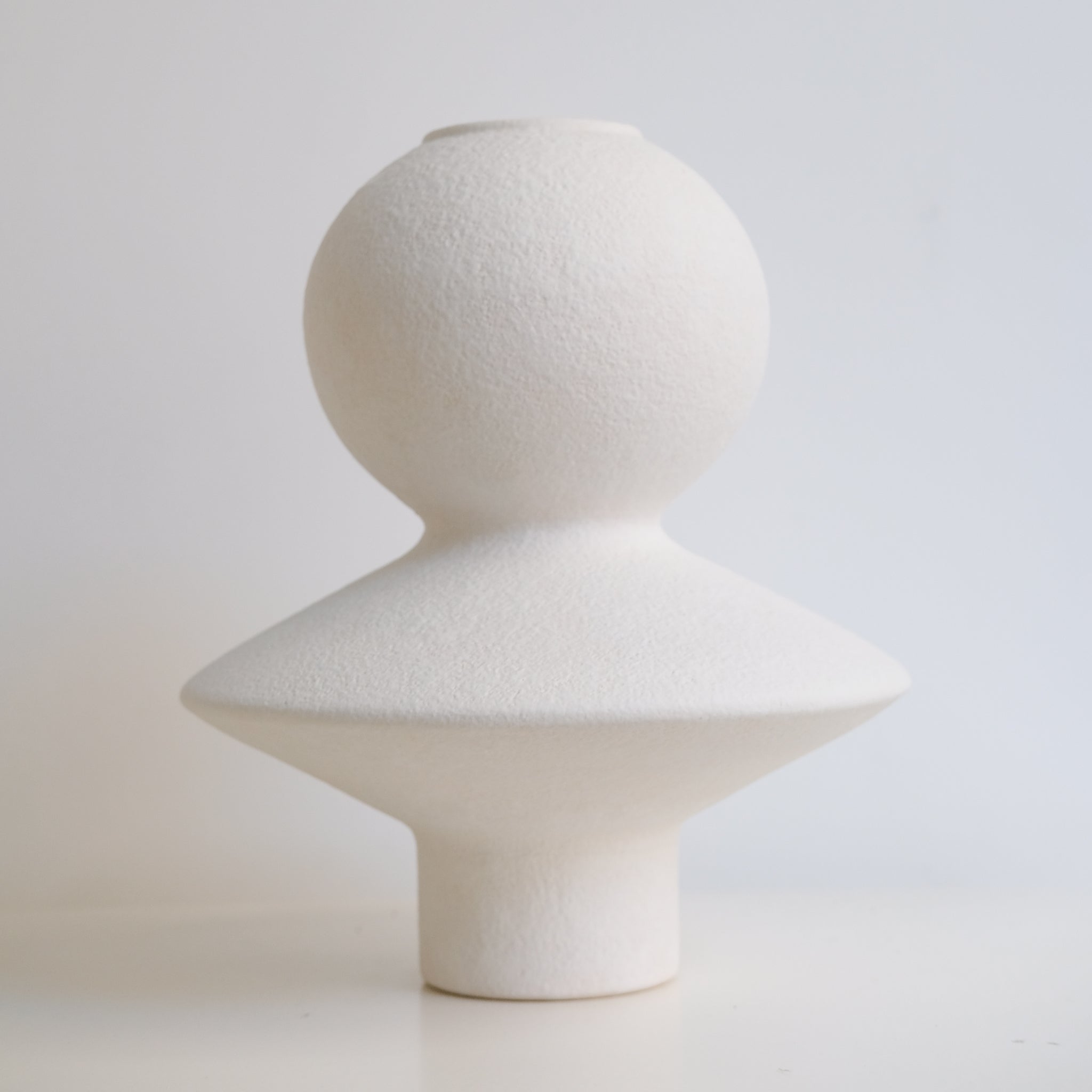 Vase en grès H31cm - blanc texturé de Lovebuch chez Brutal Ceramics