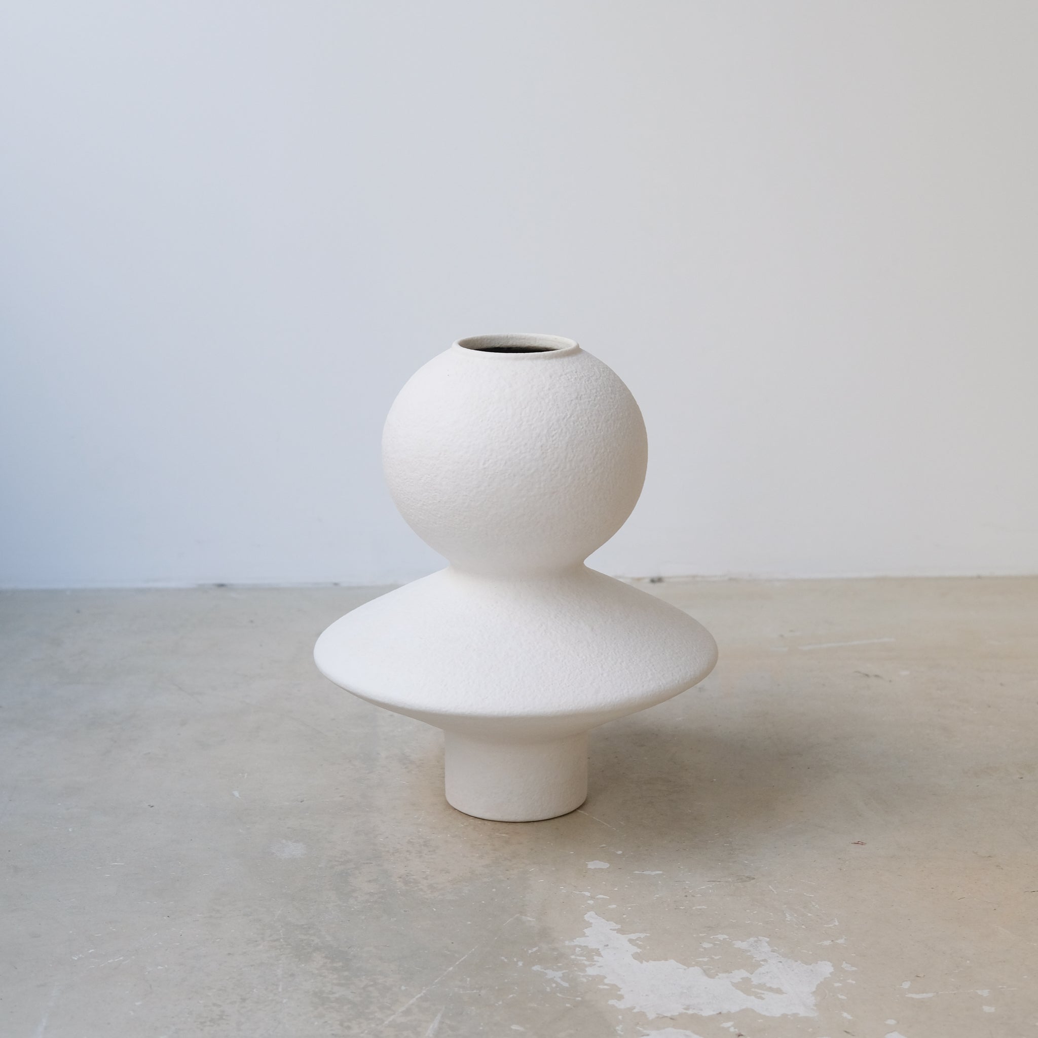 Vase en grès H31cm - blanc texturé de Lovebuch chez Brutal Ceramics