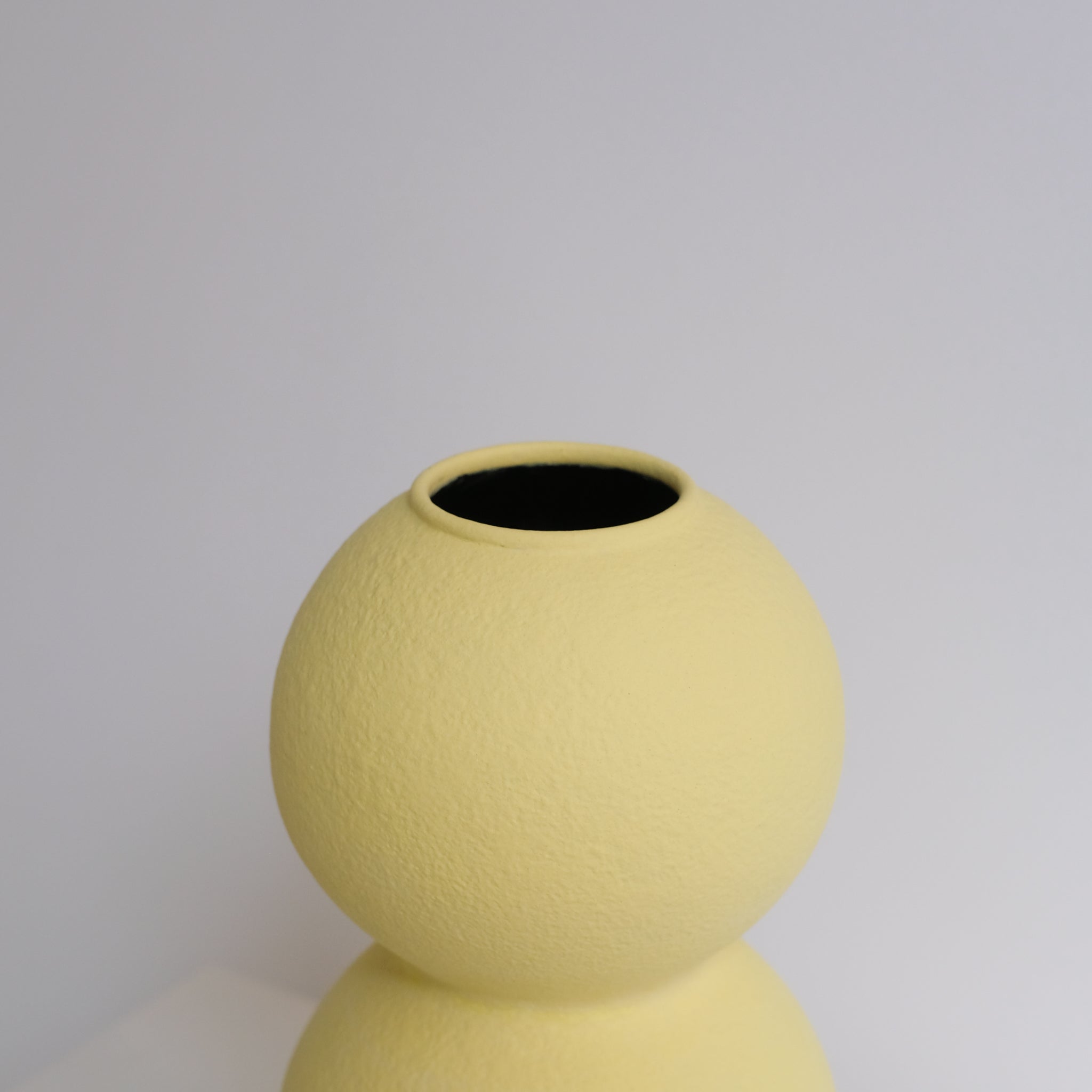 Vase en grès H33cm - jaune mimosa mat de Lovebuch chez Brutal Ceramics