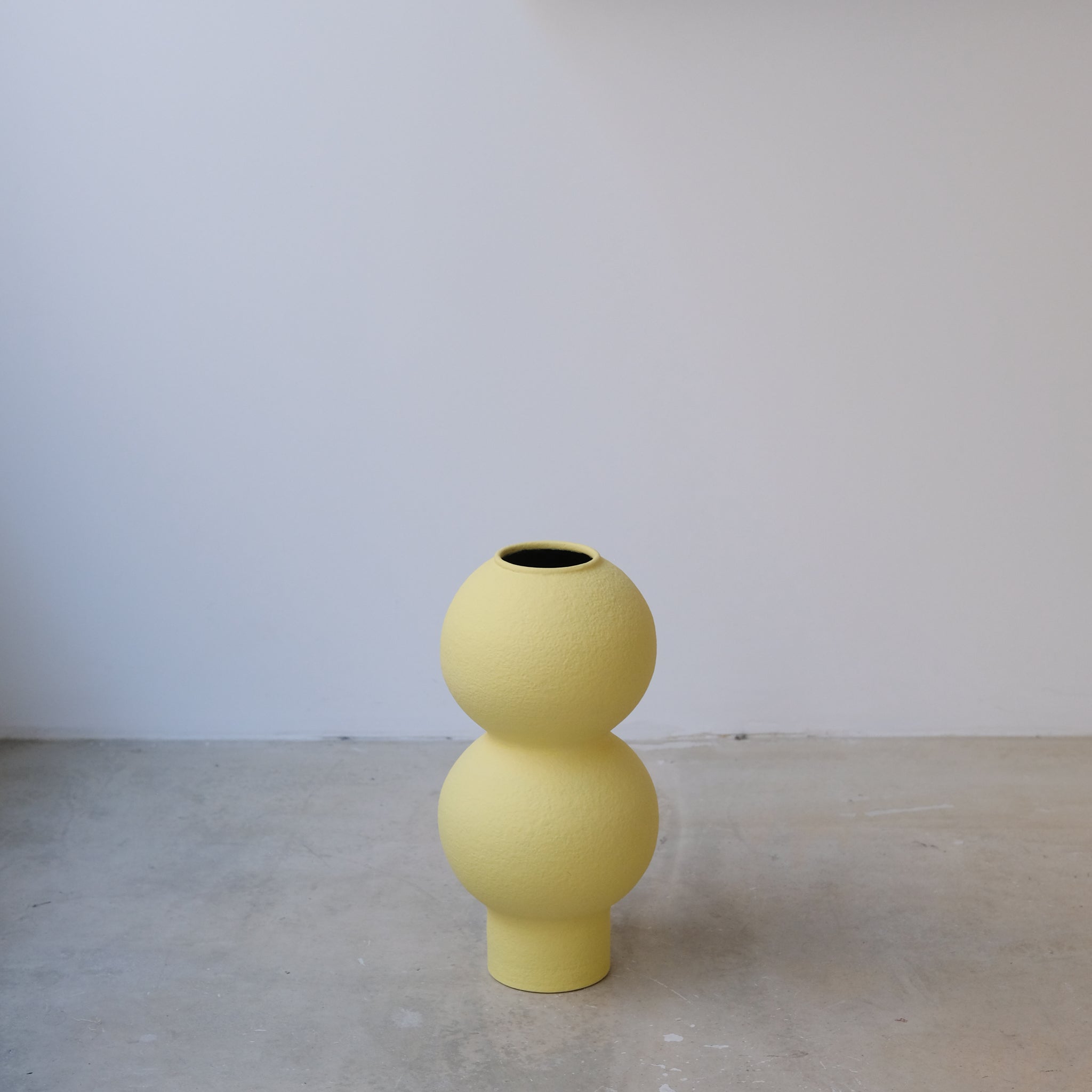 Vase en grès H33cm - jaune mimosa mat de Lovebuch chez Brutal Ceramics
