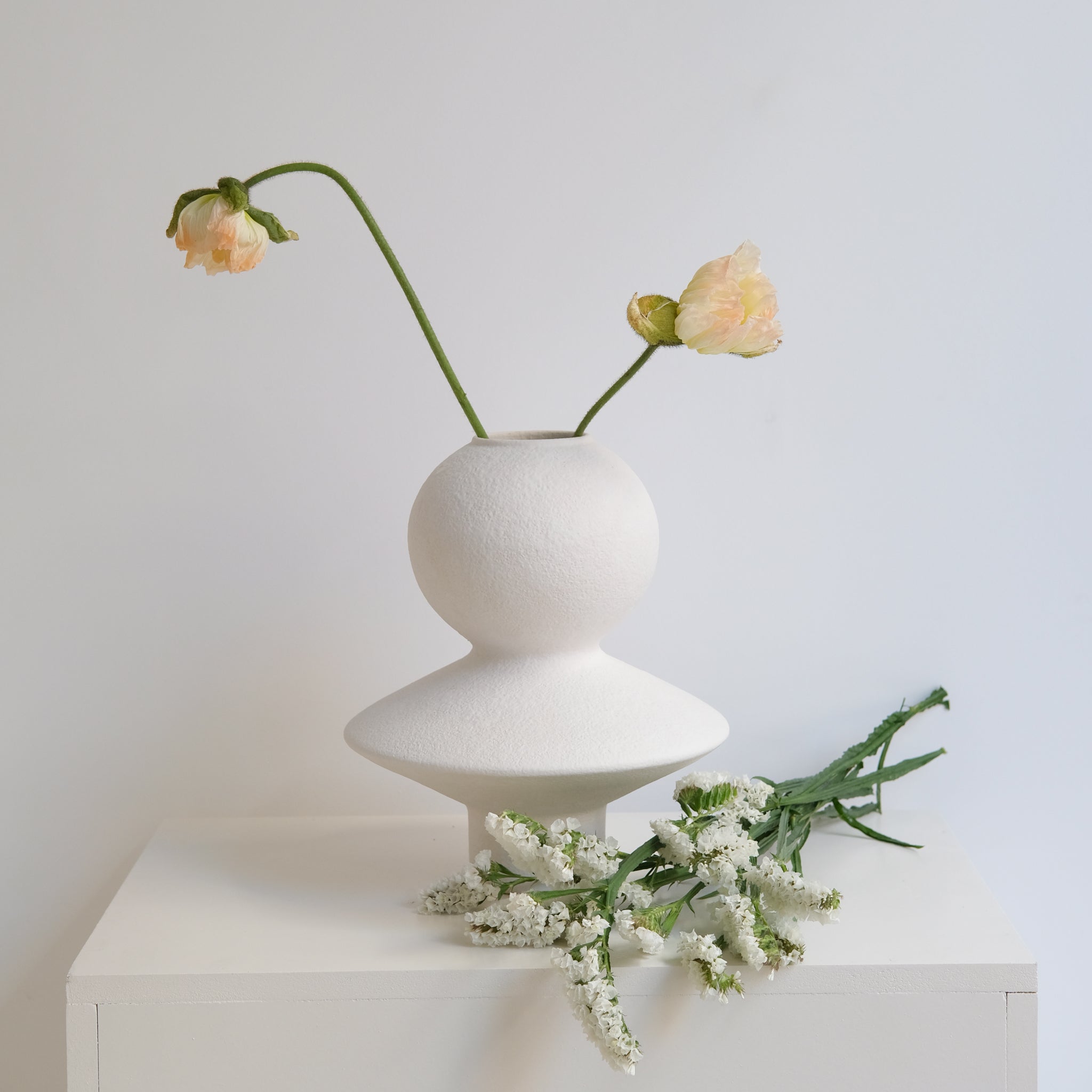 Vase en grès H31cm - blanc texturé de Lovebuch chez Brutal Ceramics
