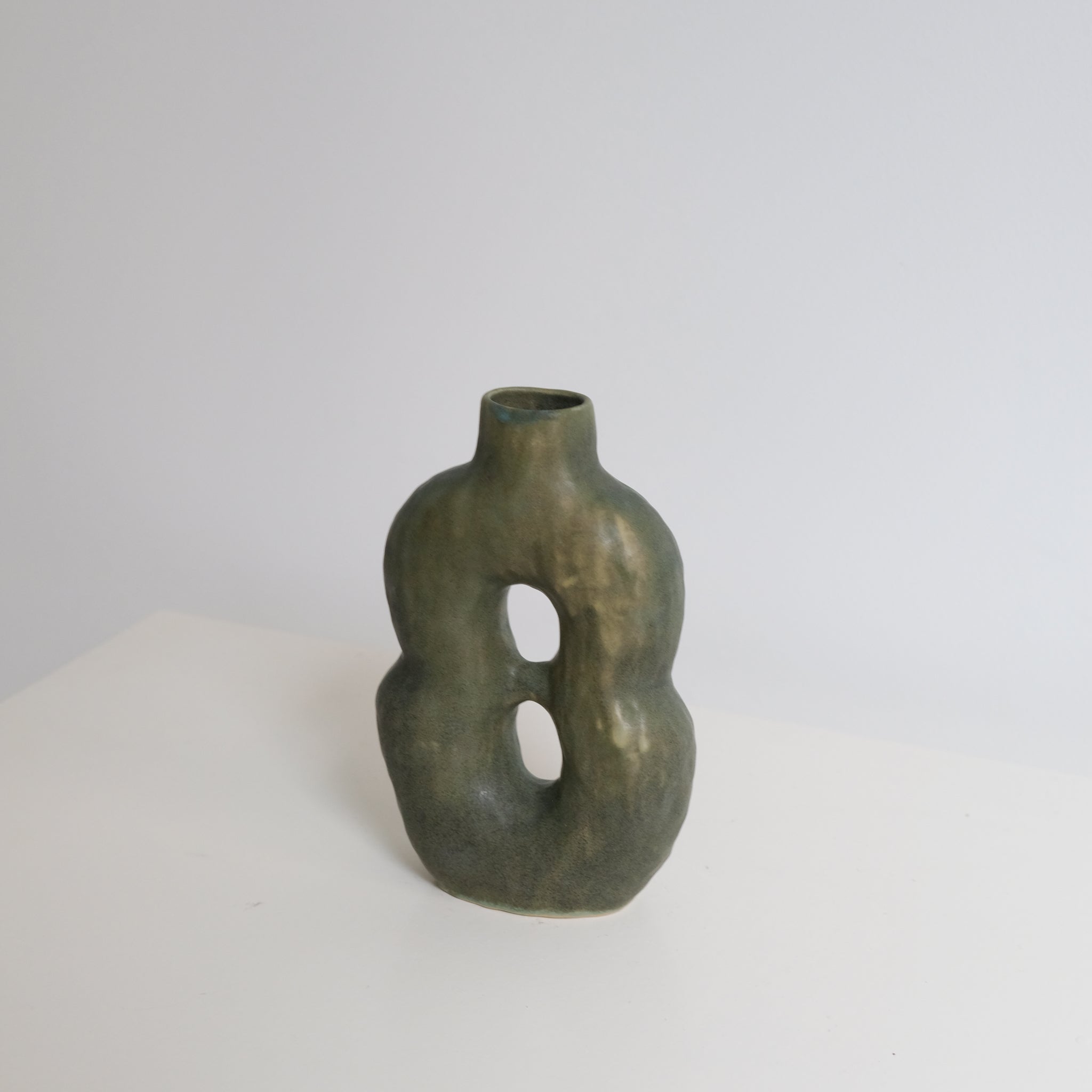 Vase en grès H20cm - kaki mat de Malwina Kleparska chez Brutal Ceramics
