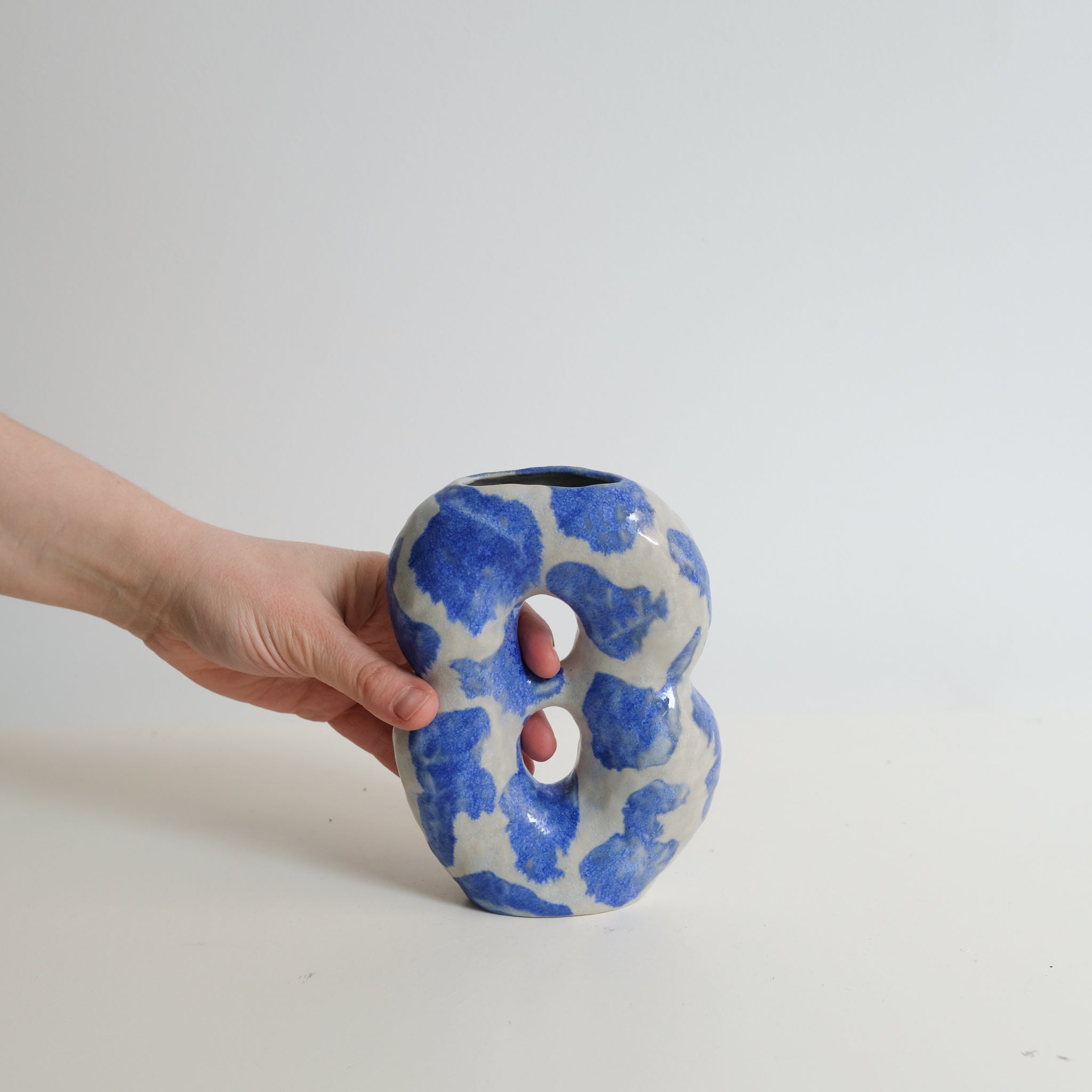 Vase en grès H16cm - bleu et blanc brillant de Malwina Kleparska chez Brutal Ceramics