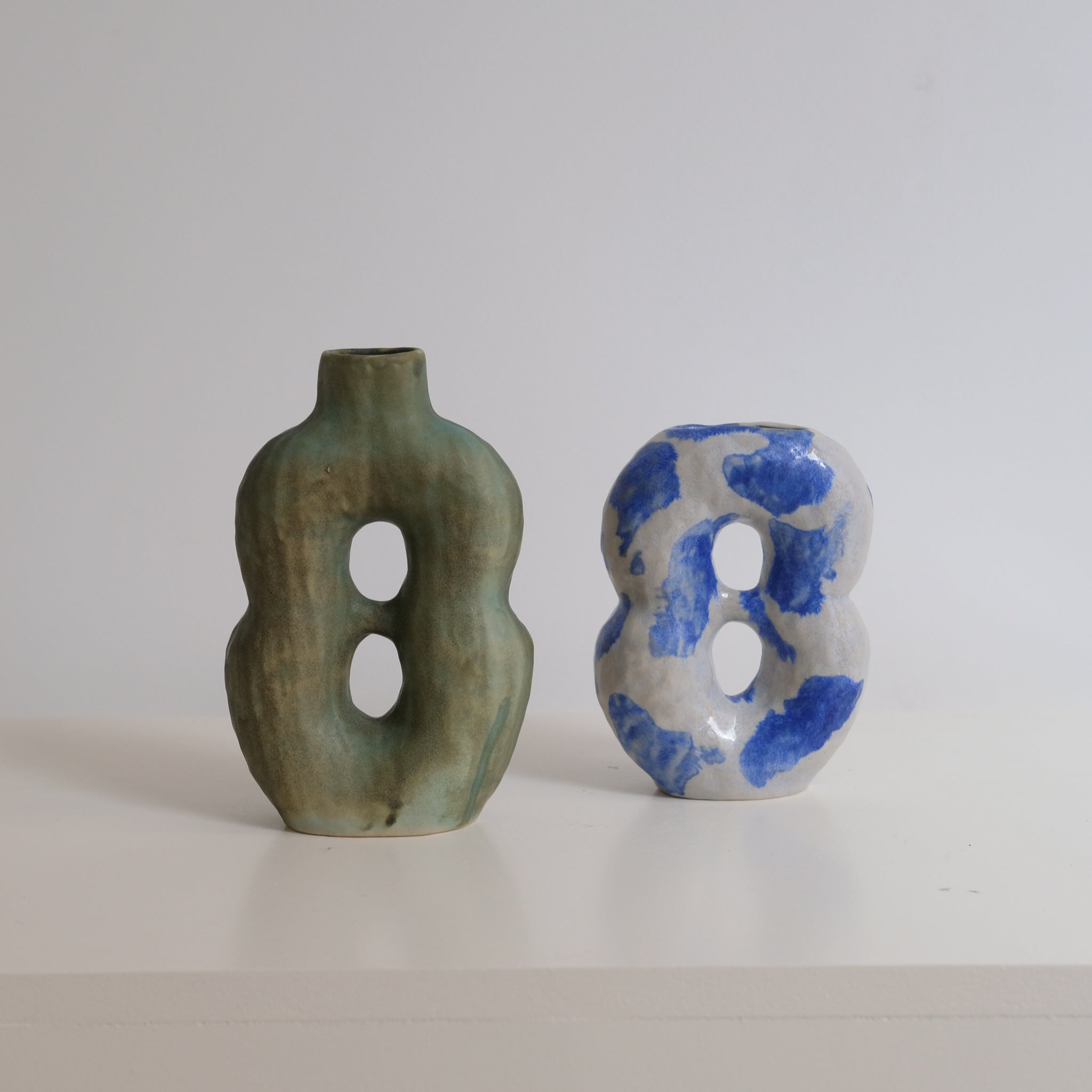Vase en grès H20cm - kaki mat de Malwina Kleparska chez Brutal Ceramics