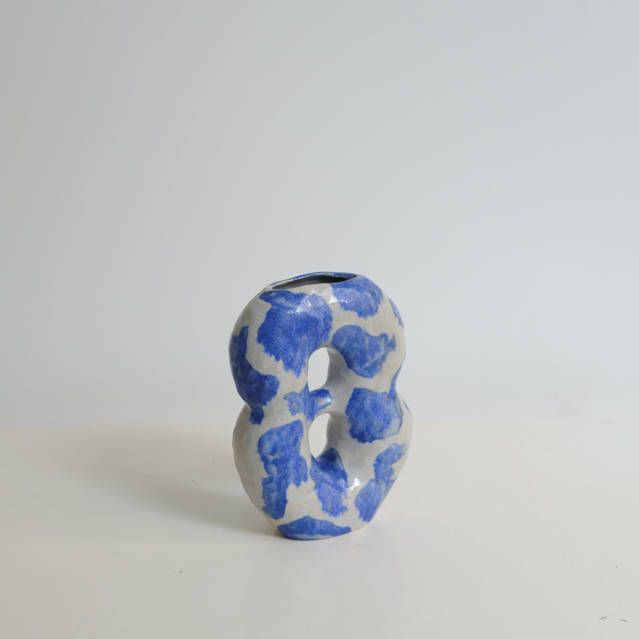 Vase en grès H16cm - bleu et blanc brillant de Malwina Kleparska chez Brutal Ceramics