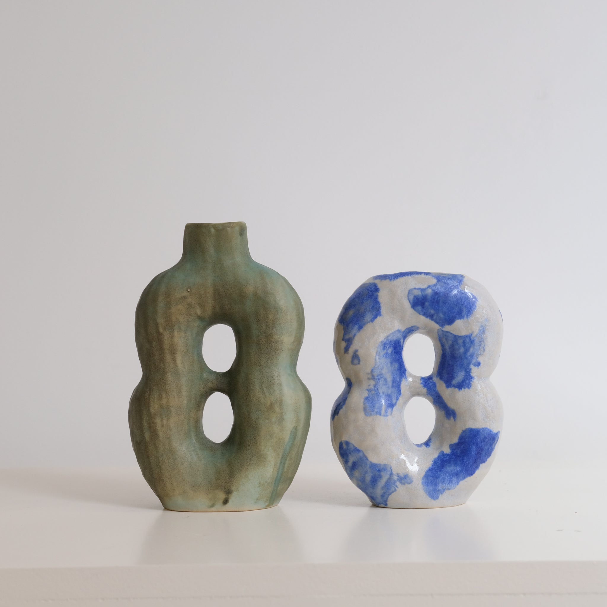 Vase en grès H16cm - bleu et blanc brillant de Malwina Kleparska chez Brutal Ceramics