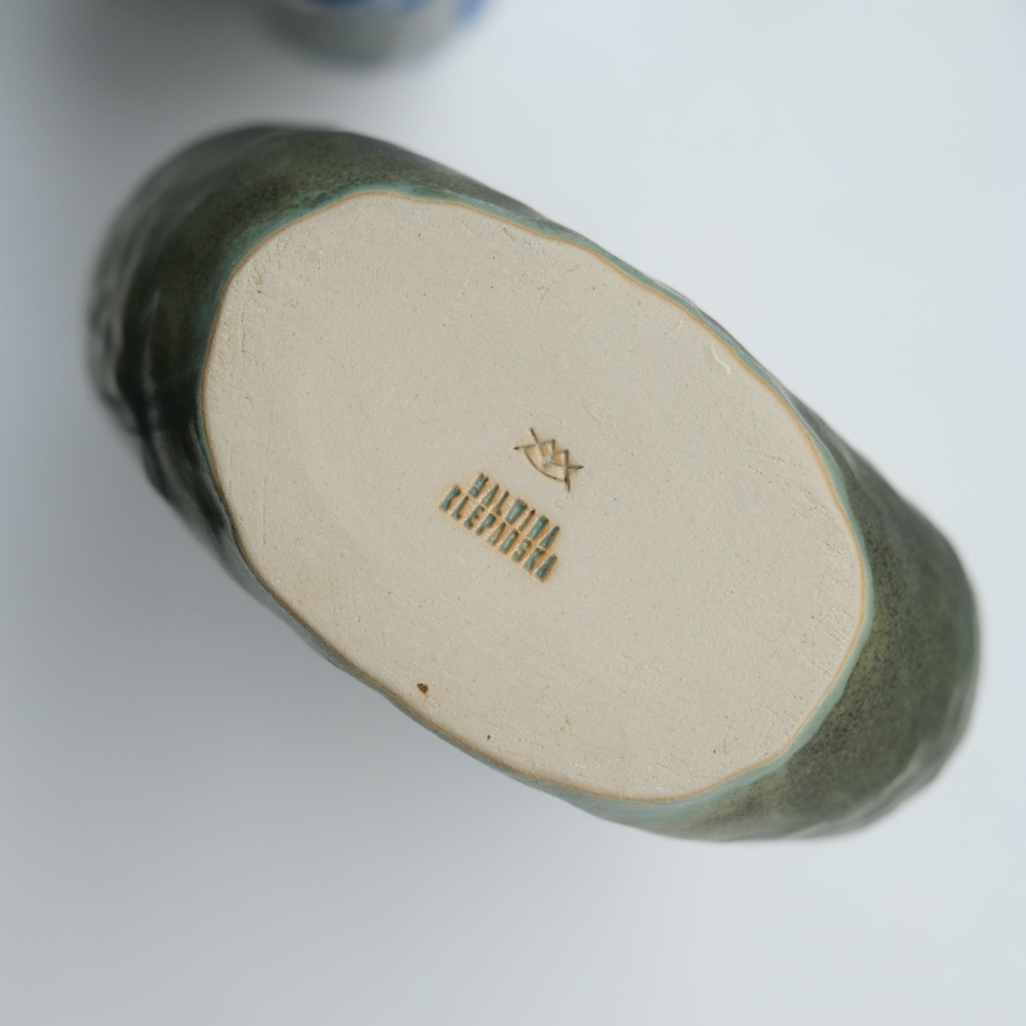 Vase en grès H20cm - kaki mat de Malwina Kleparska chez Brutal Ceramics