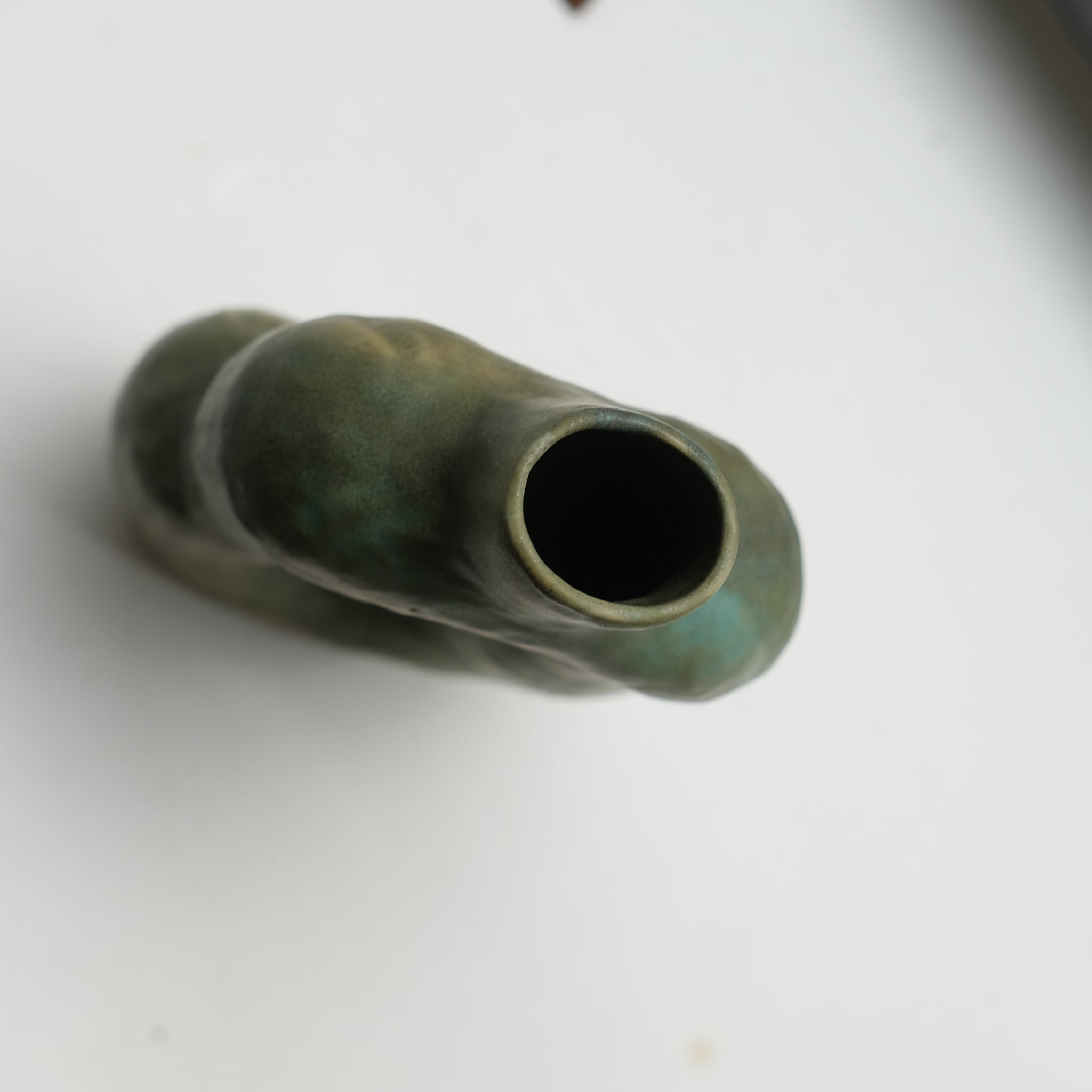 Vase en grès H20cm - kaki mat de Malwina Kleparska chez Brutal Ceramics