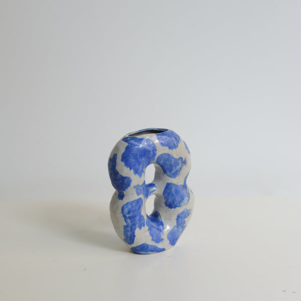 Vase en grès H16cm - bleu et blanc brillant de Malwina Kleparska chez Brutal Ceramics