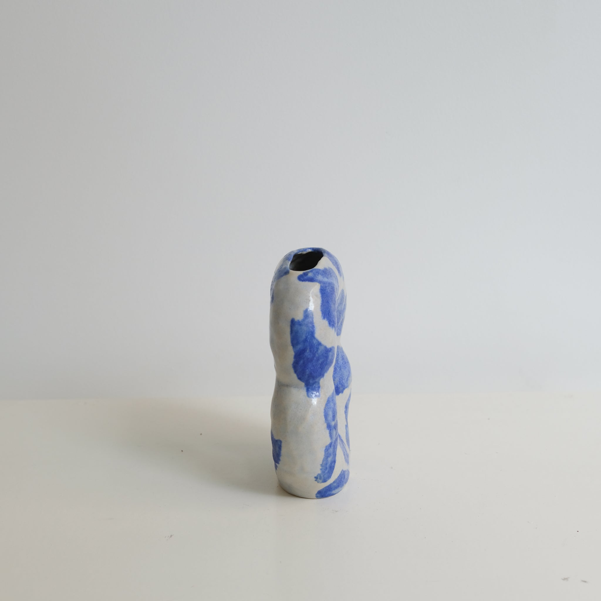 Vase en grès H16cm - bleu et blanc brillant de Malwina Kleparska chez Brutal Ceramics