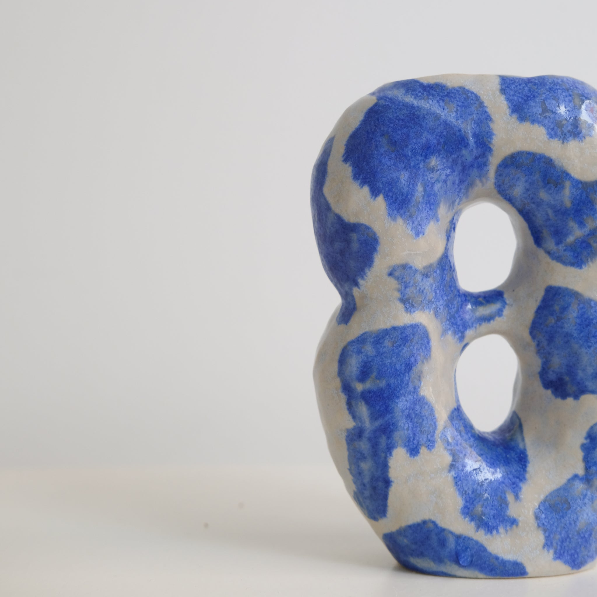 Vase en grès H16cm - bleu et blanc brillant de Malwina Kleparska chez Brutal Ceramics