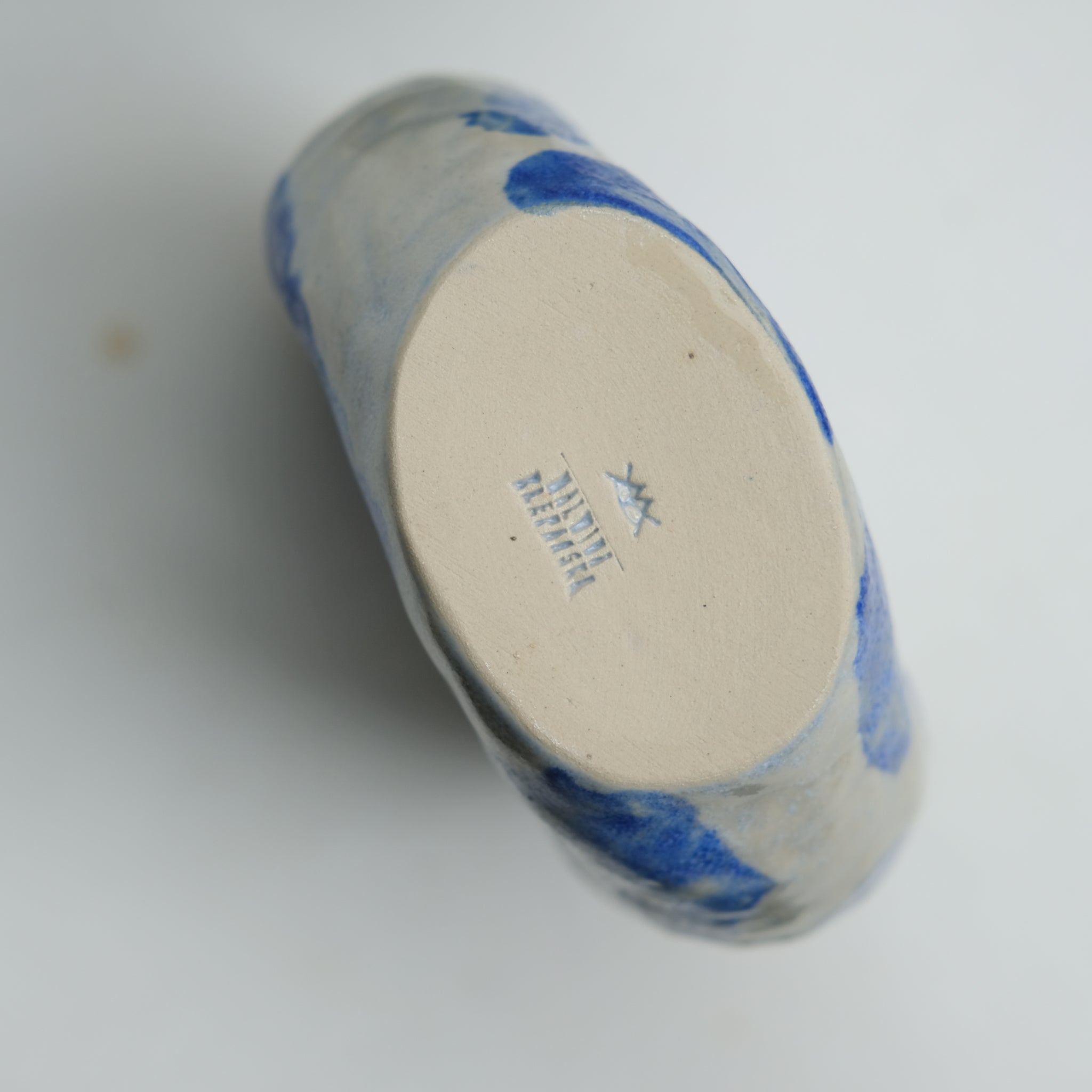 Vase en grès H16cm - bleu et blanc brillant de Malwina Kleparska chez Brutal Ceramics