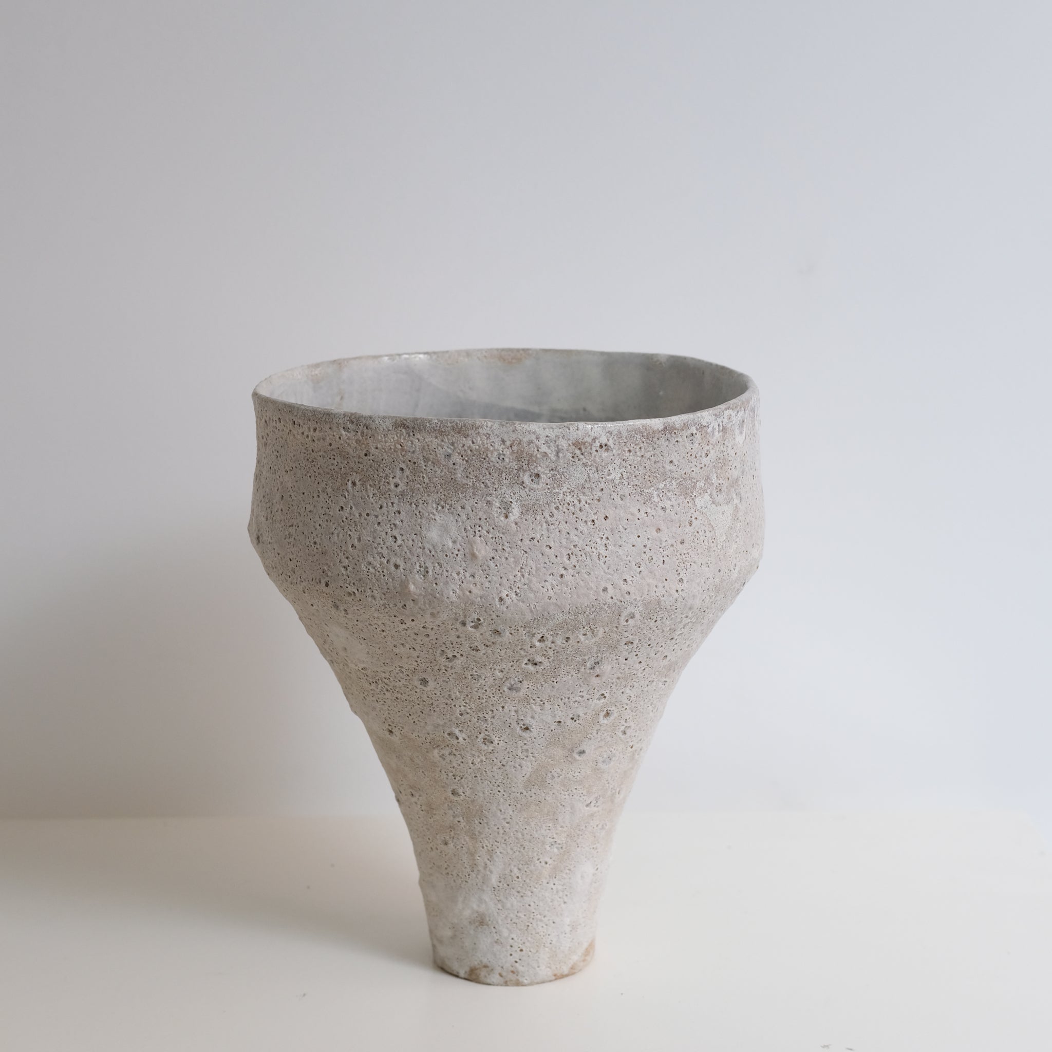 Vase en grès H28cm - Blanc texturé de Mathile Martin chez Brutal