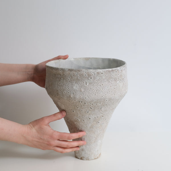 Vase en grès H28cm - Blanc texturé de Mathile Martin chez Brutal