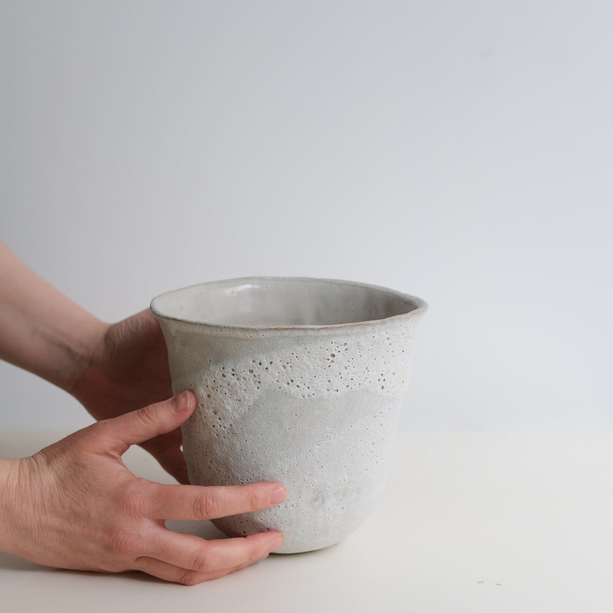 Vase en grès H15,5cm - Blanc texturé de Mathilde Martin chez Brutal Ceramics