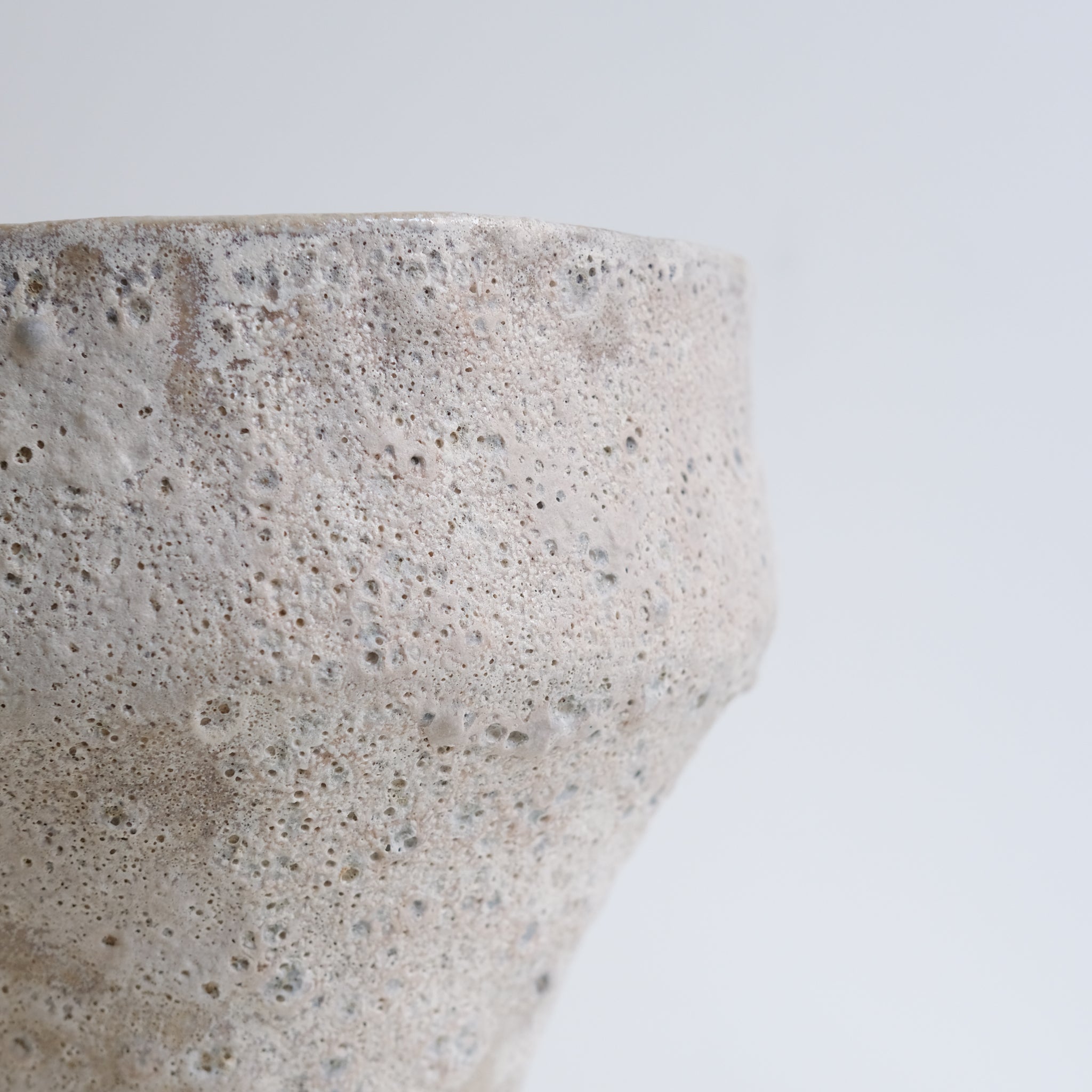 Vase en grès H28cm - Blanc texturé de Mathile Martin chez Brutal