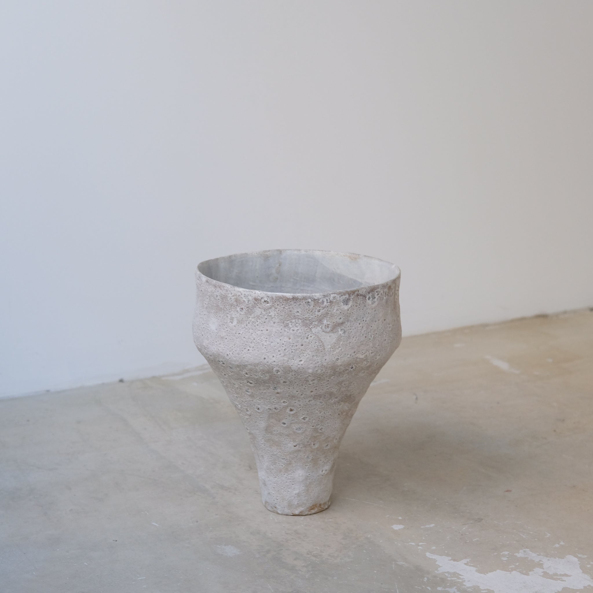 Vase en grès H28cm - Blanc texturé de Mathile Martin chez Brutal
