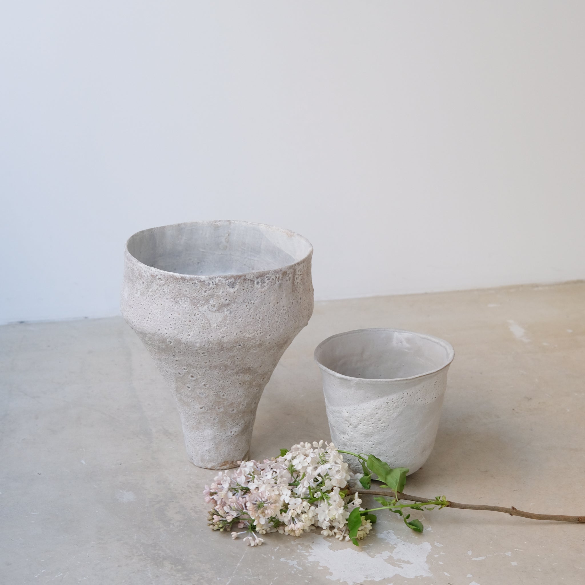 Vase en grès H28cm - Blanc texturé de Mathile Martin chez Brutal