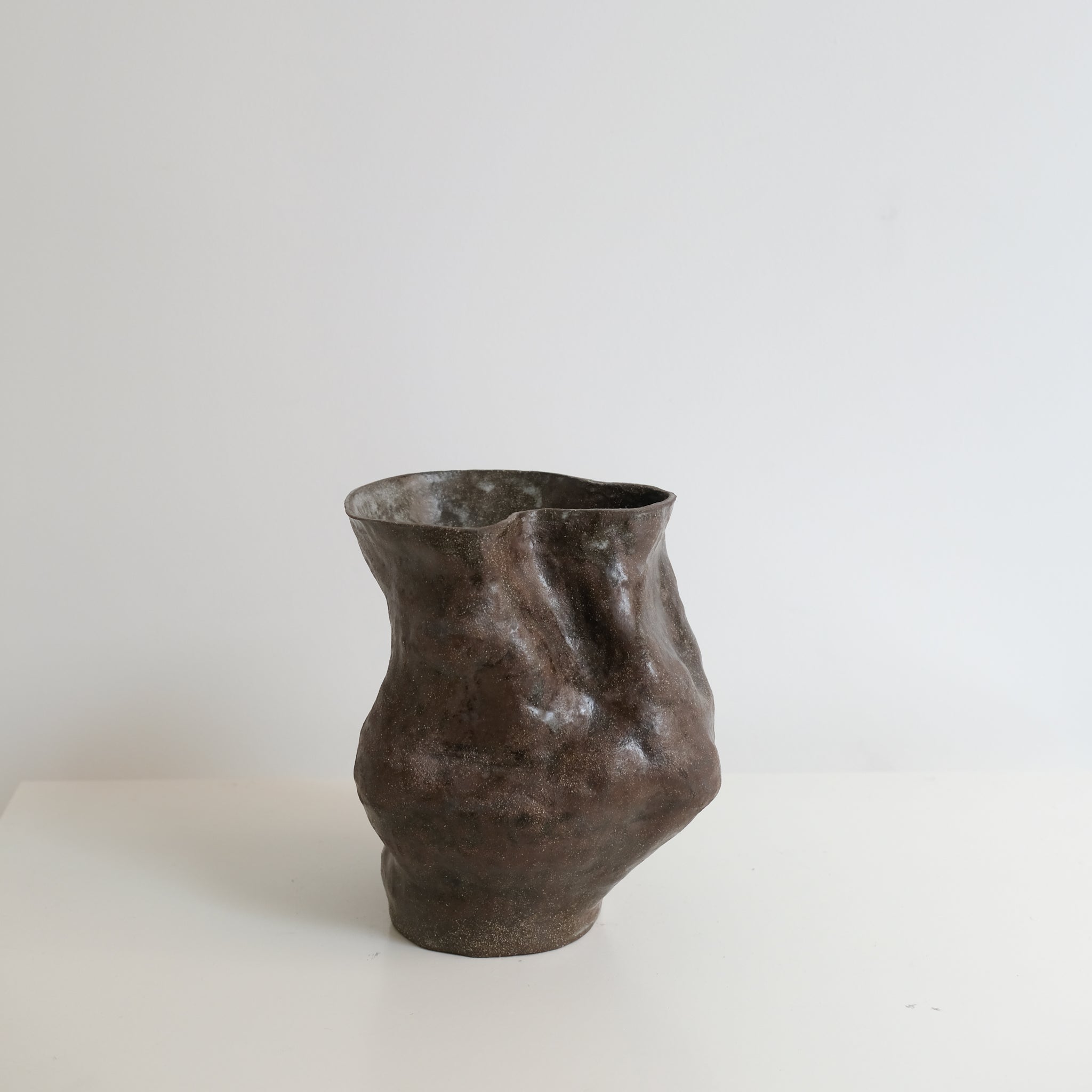 Vase en grès noir H19cm - marron d'Ophélie Talhas chez Brutal Ceramics