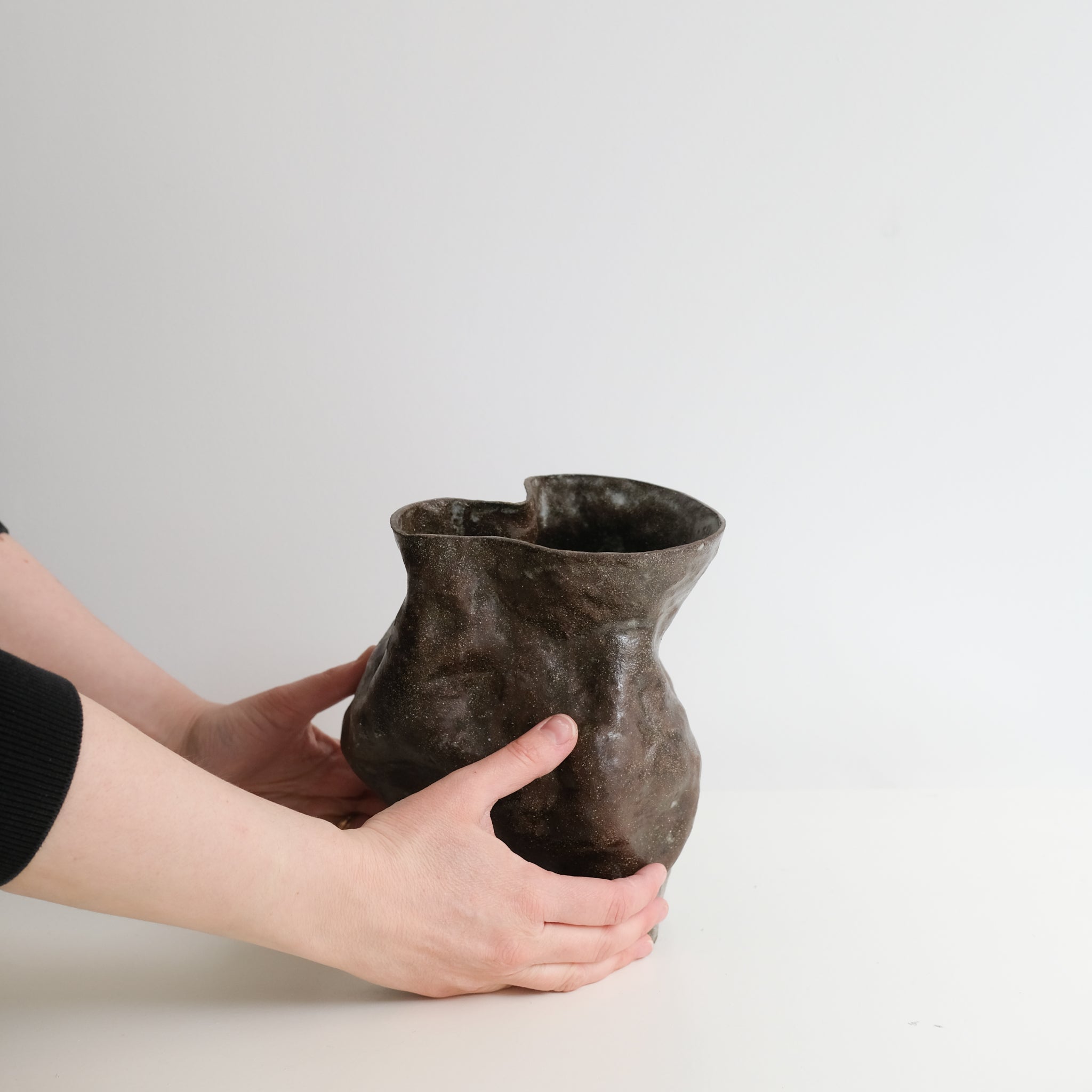 Vase en grès noir H19cm - marron d'Ophélie Talhas chez Brutal Ceramics