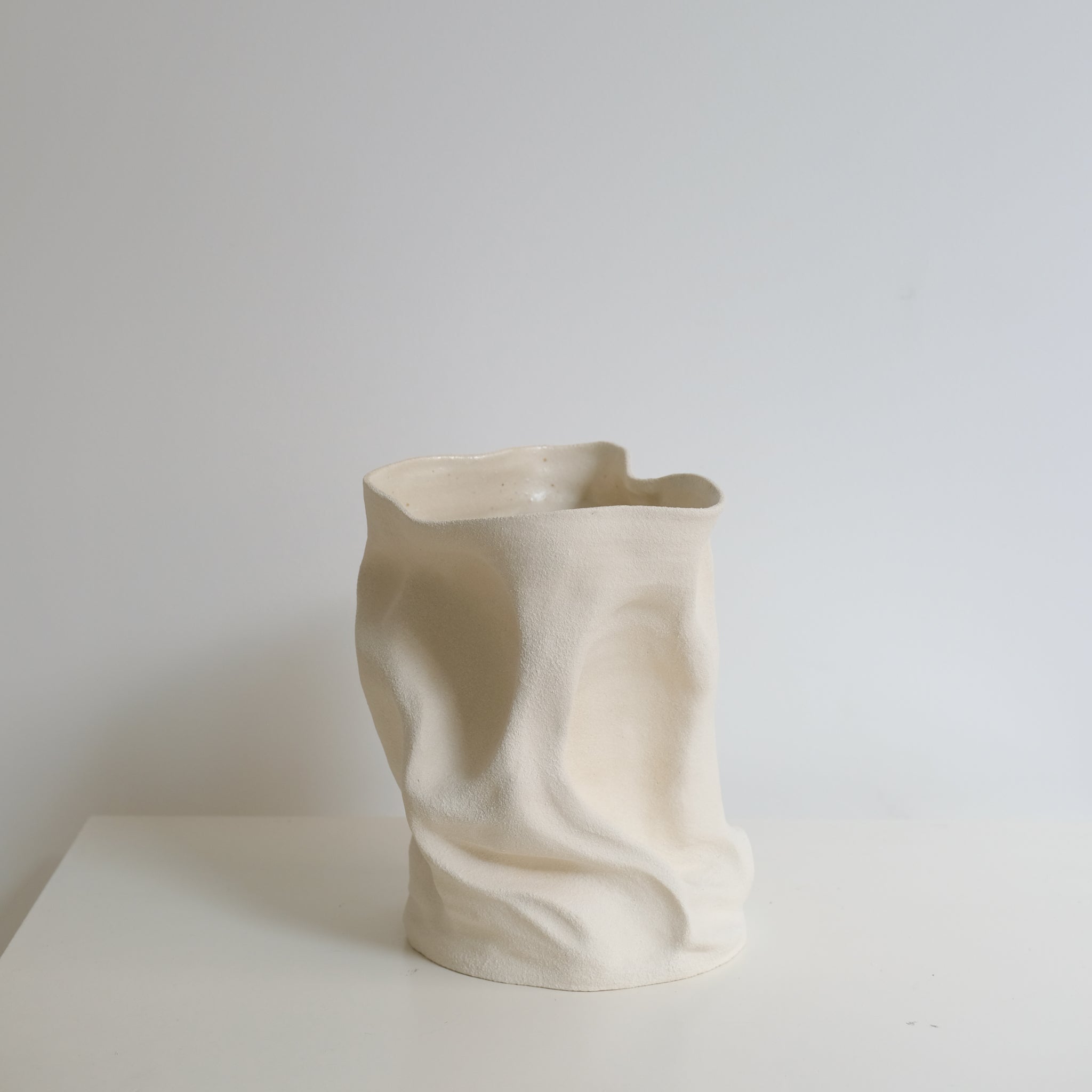 Vase en grès blanc H23cm - blanc sable d'Ophélie Talhas chez Brutal Ceramics