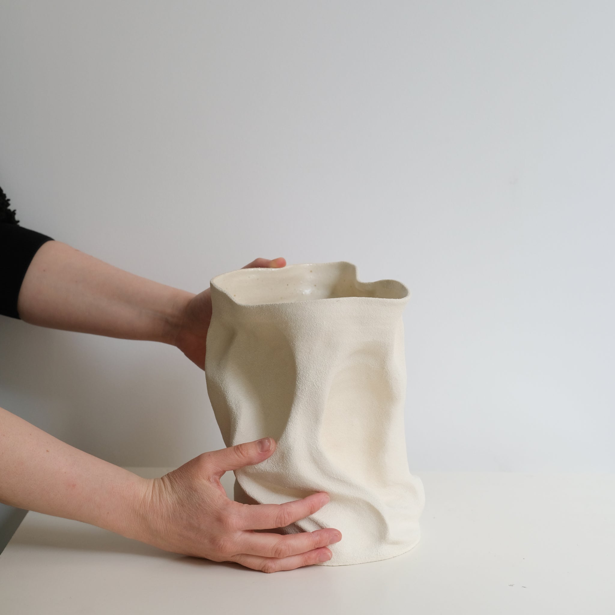 Vase en grès blanc H23cm - blanc sable d'Ophélie Talhas chez Brutal Ceramics