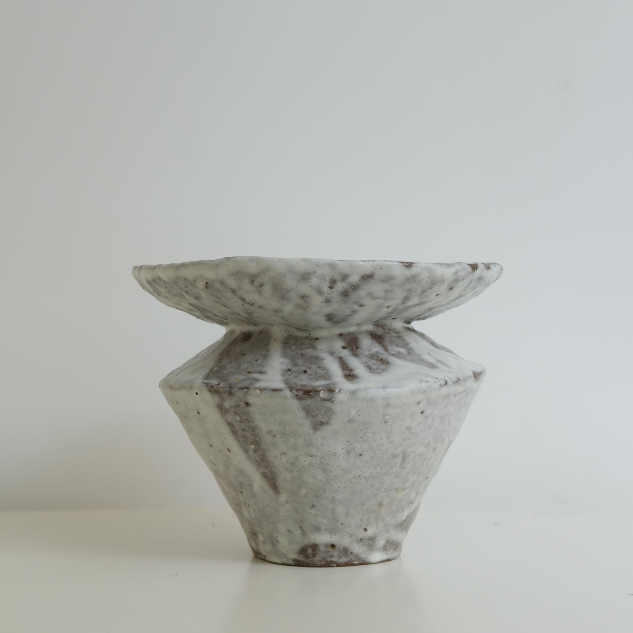 Vase en terre glanée H 17cm - Blanc mat de Potry chez Brutal Ceramics