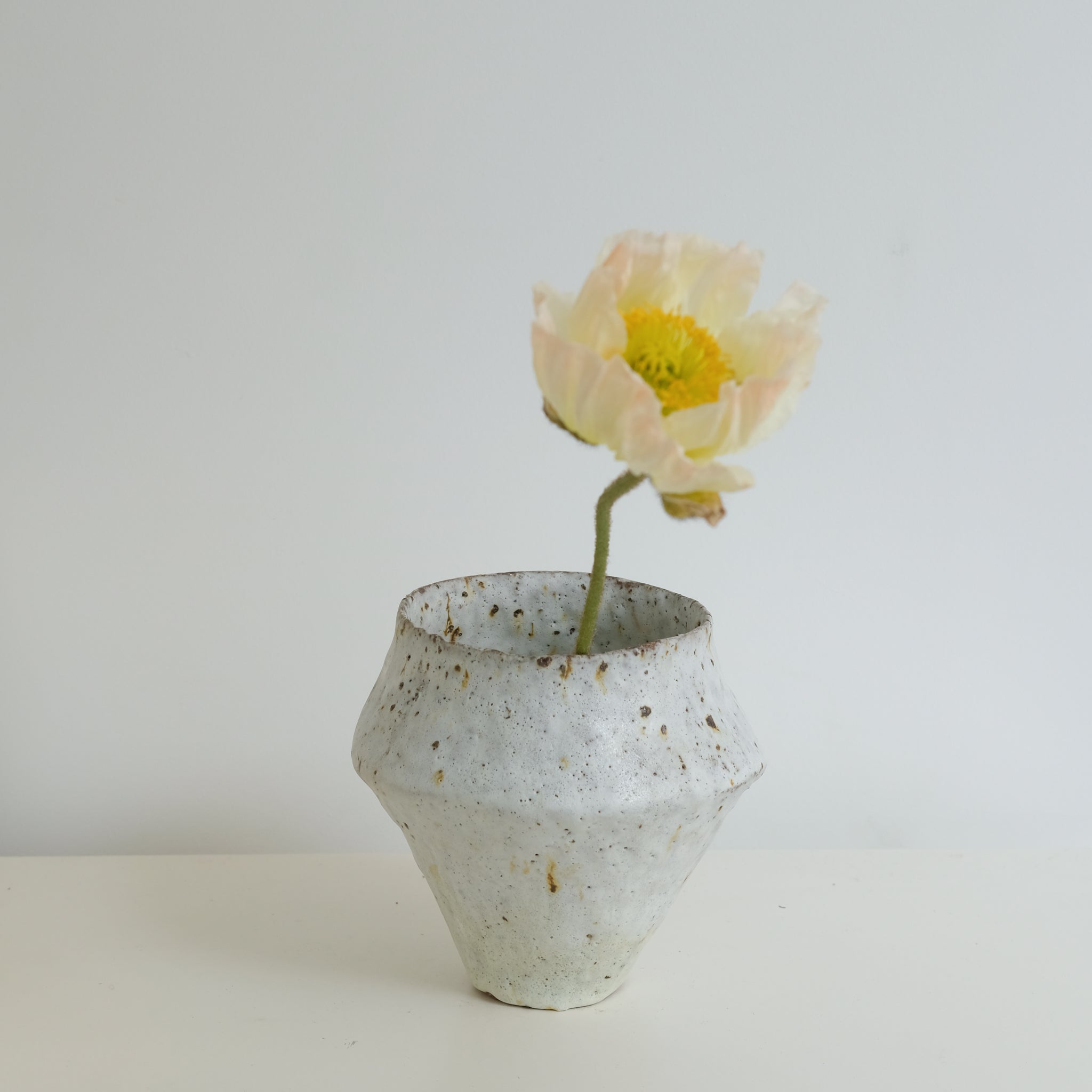 Vase en terre glanée H 18cm - Blanc mat de Potry chez Brutal Ceramics