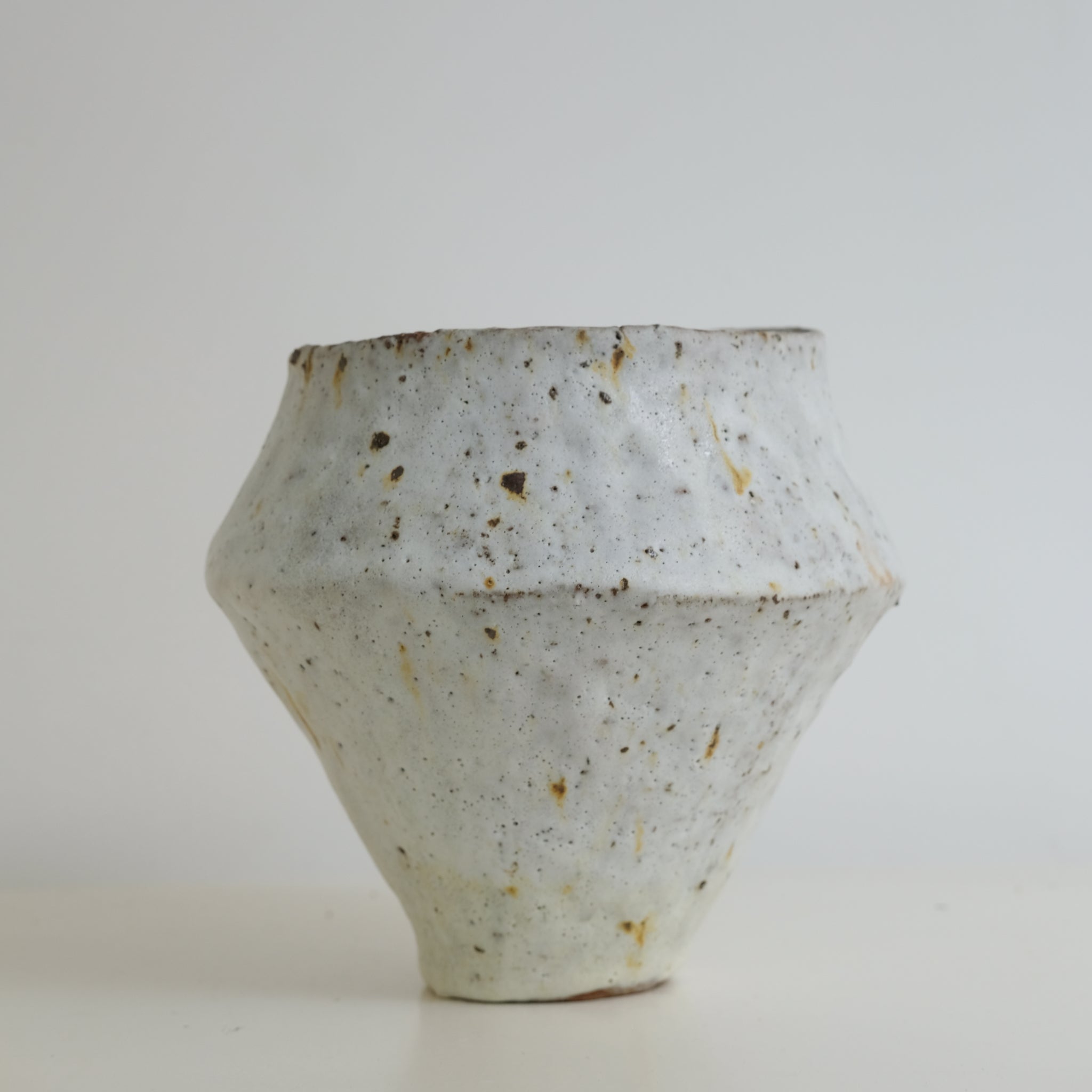 Vase en terre glanée H 18cm - Blanc mat de Potry chez Brutal Ceramics