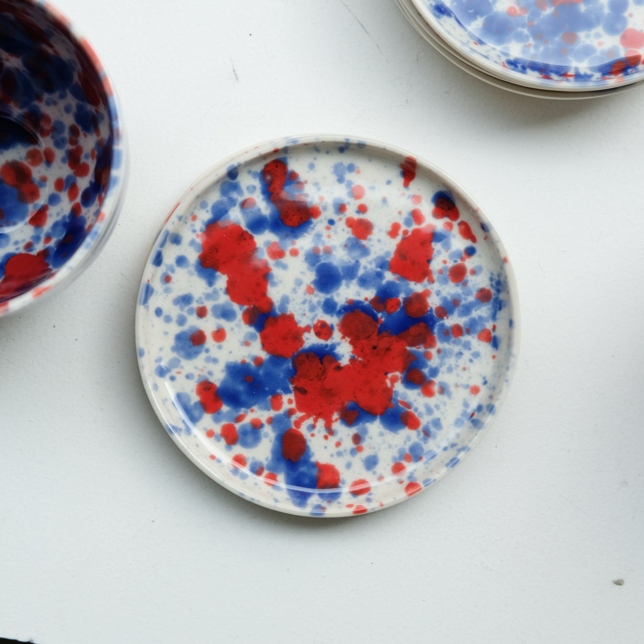 Assiette en porcelaine D11,5cm bleu et rouge d'Anna Jones chez Brutal Ceramics
