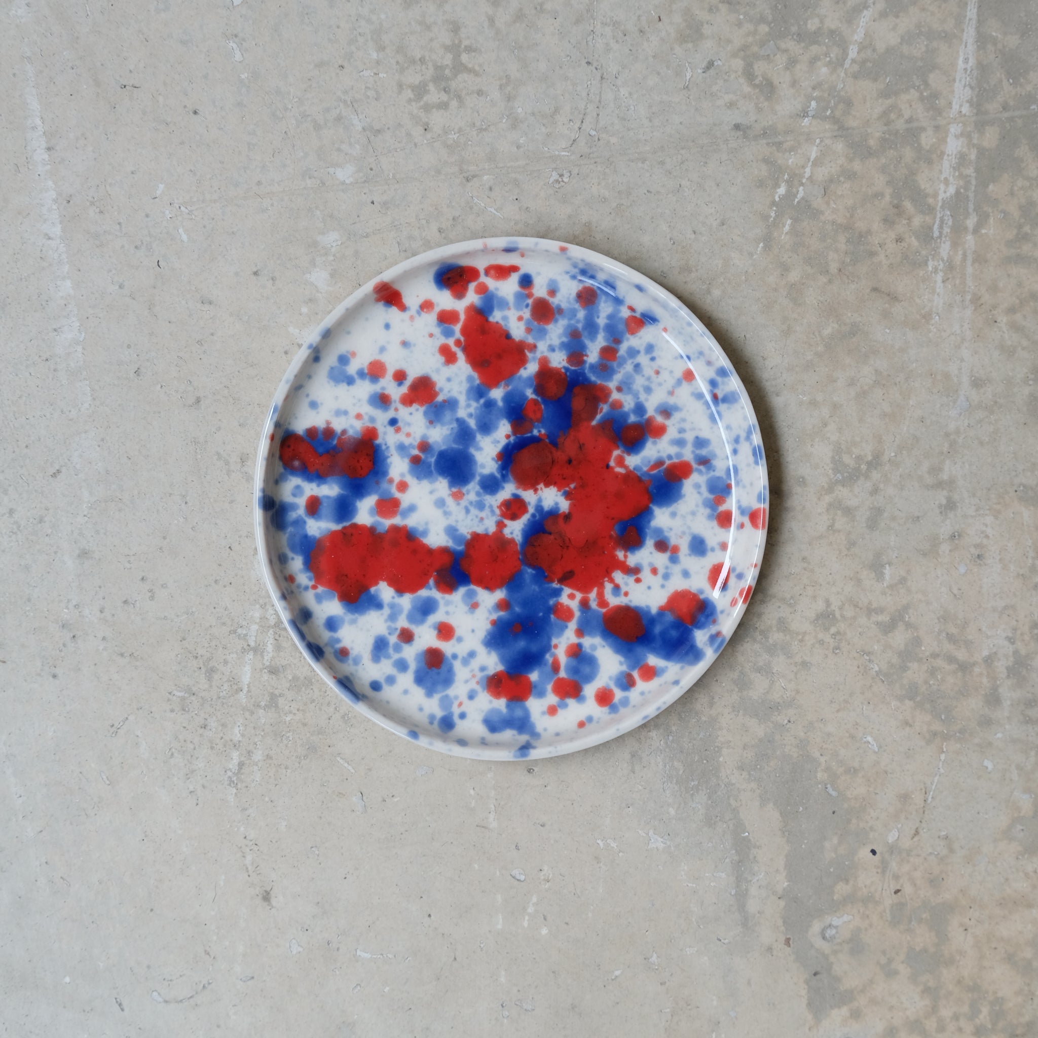 Assiette en porcelaine D11,5cm bleu et rouge d'Anna Jones chez Brutal Ceramics