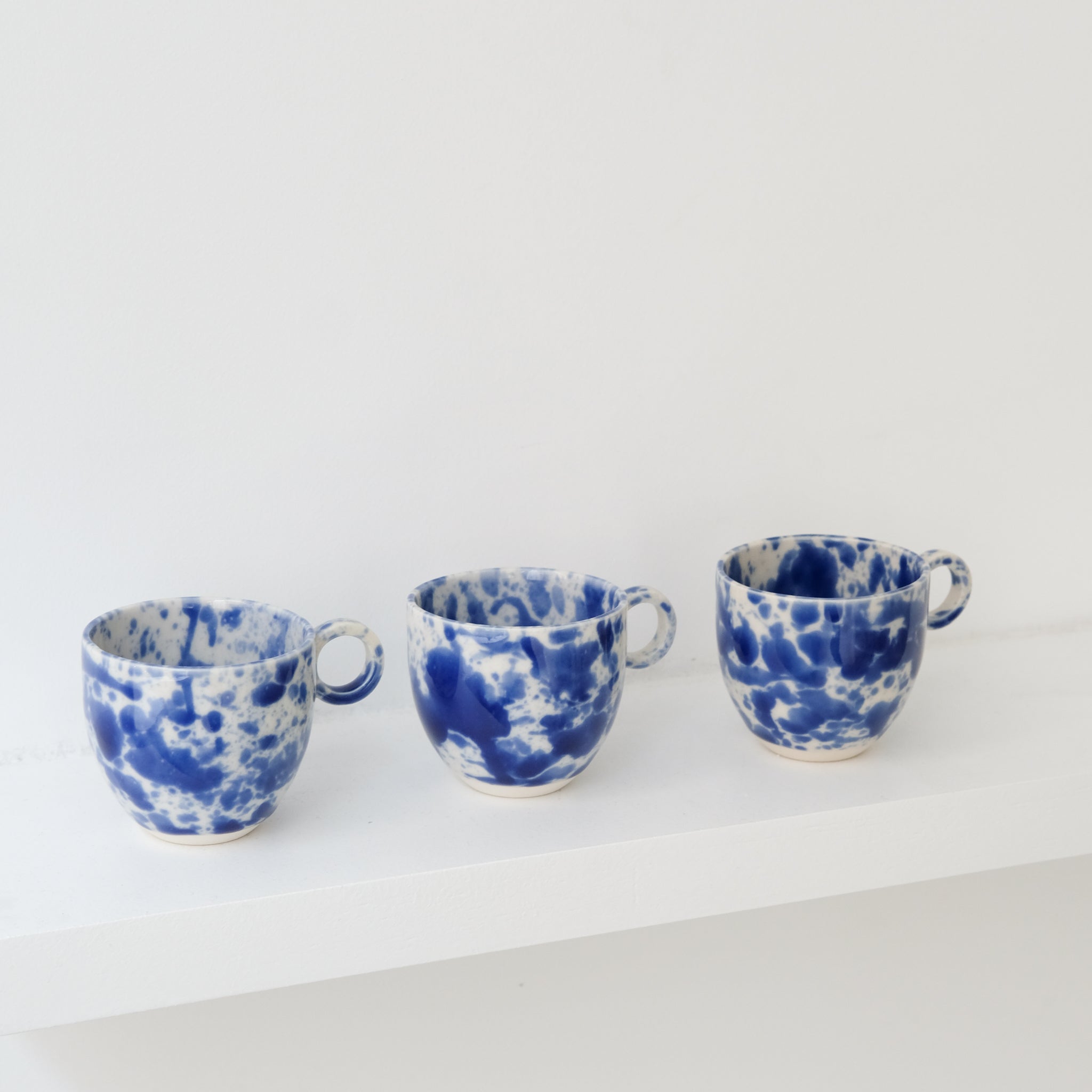 Tasse en porcelaine 110ml- bleu d'Anna Jones chez Brutal Ceramics