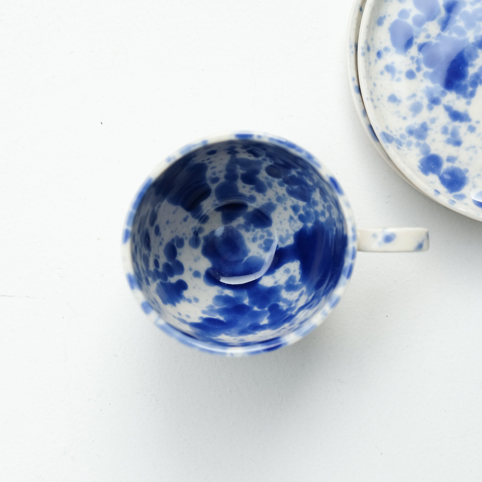 Tasse en porcelaine 110ml- bleu d'Anna Jones chez Brutal Ceramics