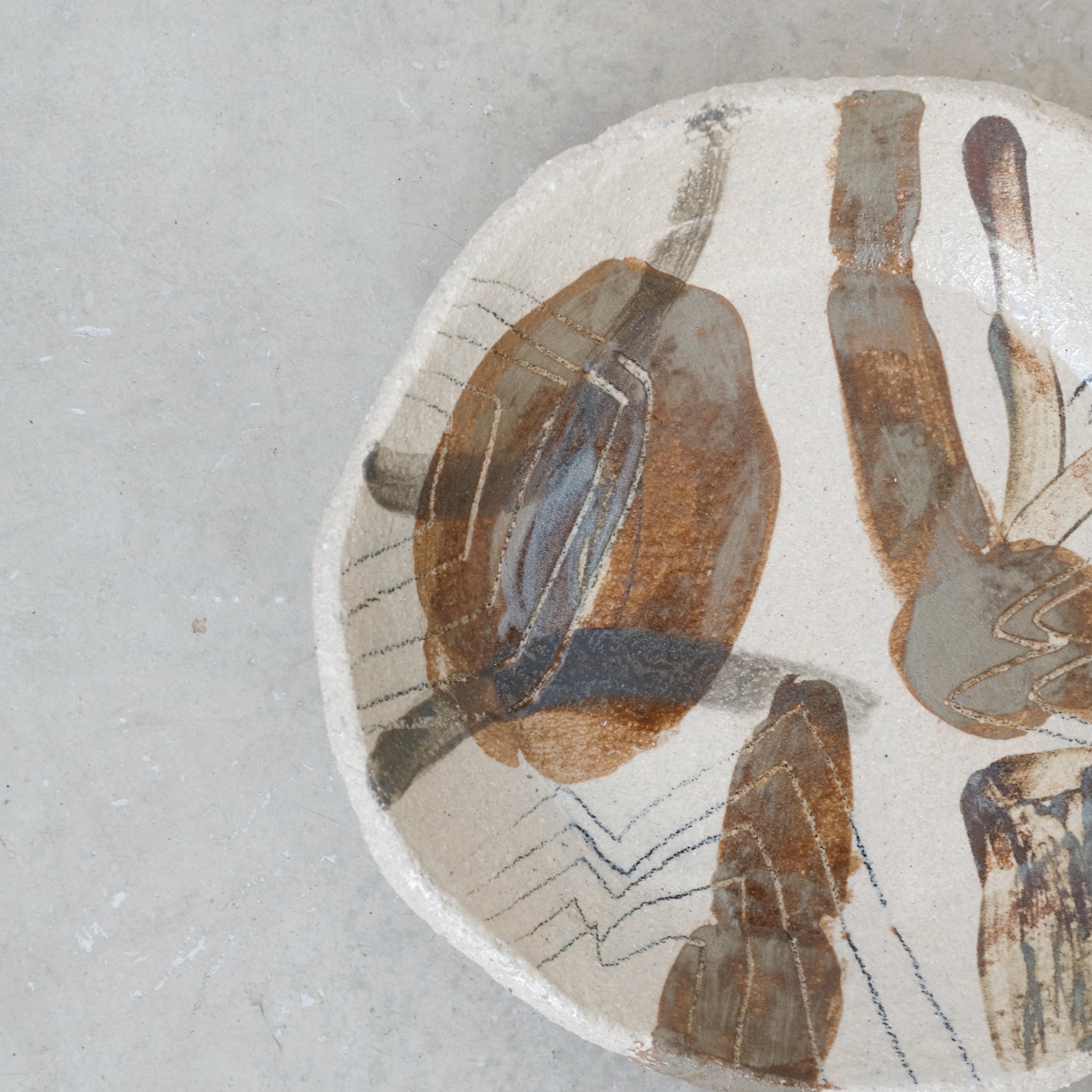 Assiette creuse en grès "Hun 01" D 22cm d'Asterisque chez Brutal Ceramics