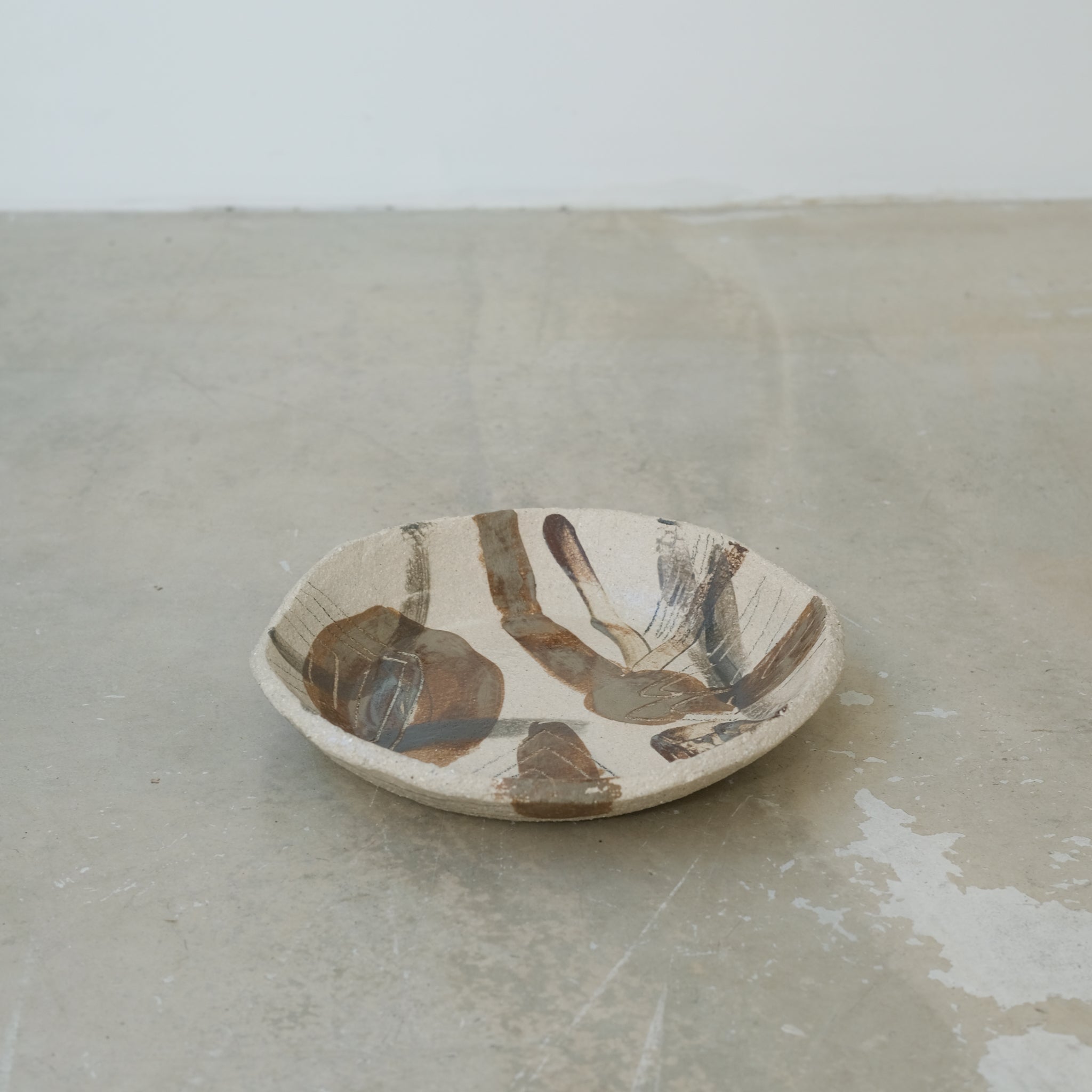 Assiette creuse en grès "Hun 01" D 22cm d'Asterisque chez Brutal Ceramics