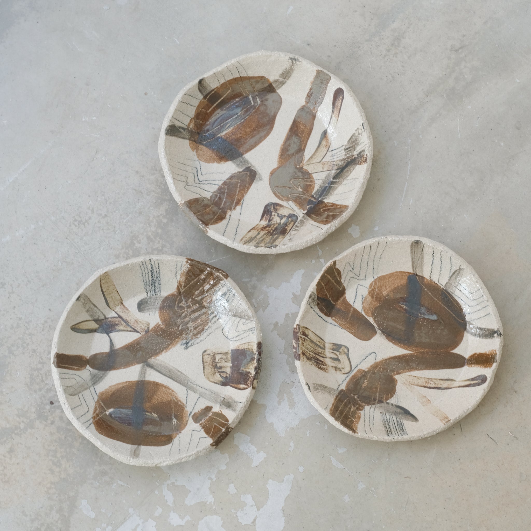 Assiette creuse en grès "Hun 01" D 22cm d'Asterisque chez Brutal Ceramics