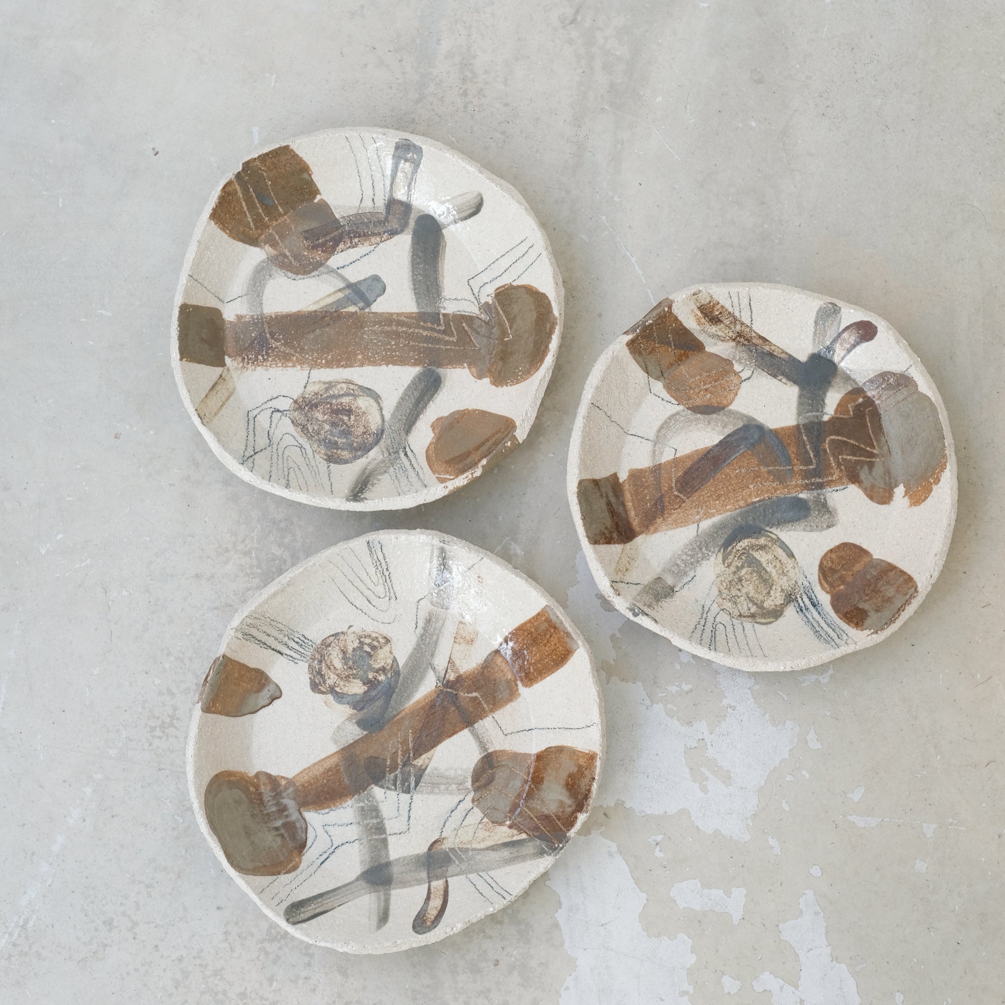 Assiette creuse en grès "Hun 02" D 22cm d'Asterisque chez Brutal Ceramics