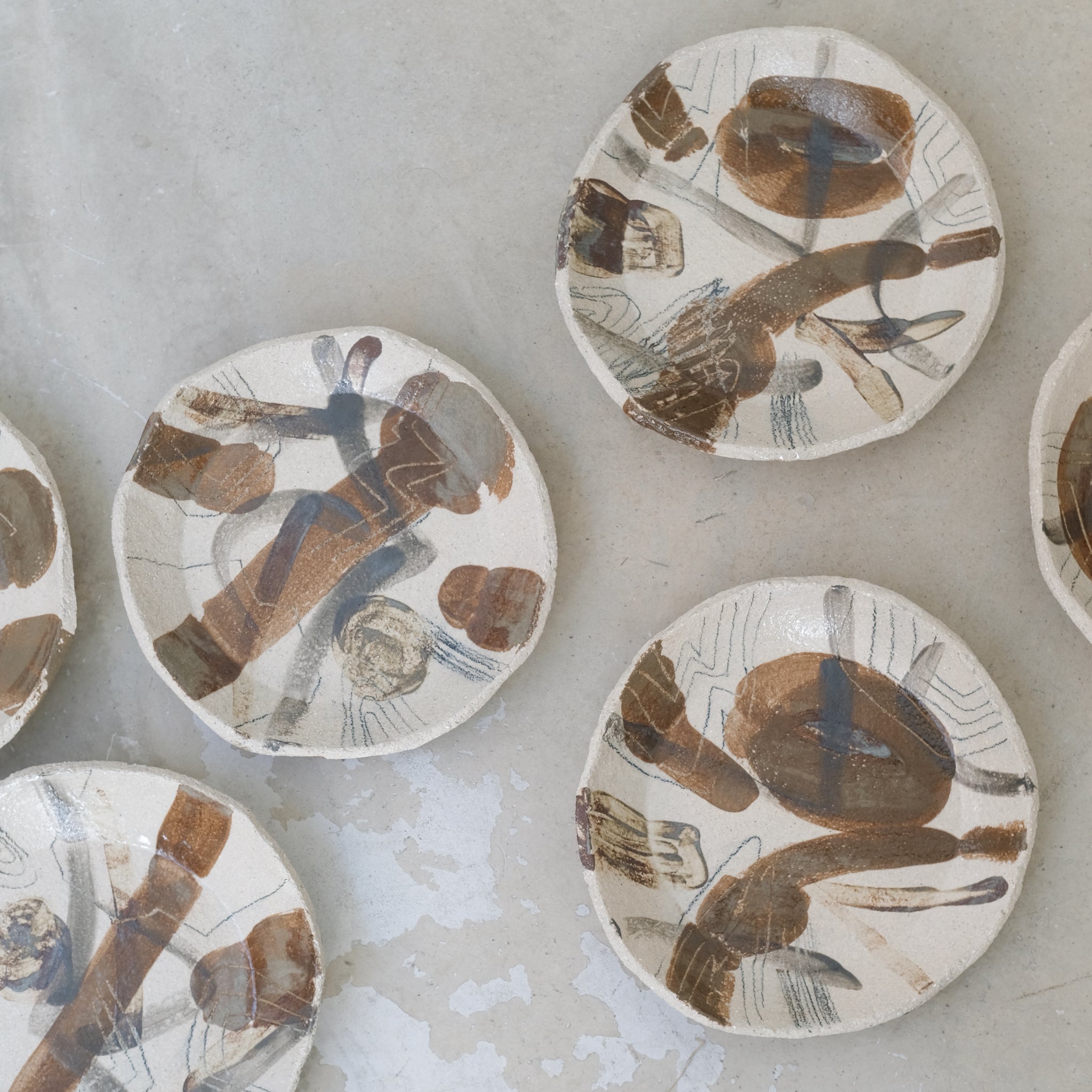 Assiette creuse en grès "Hun 01" D 22cm d'Asterisque chez Brutal Ceramics
