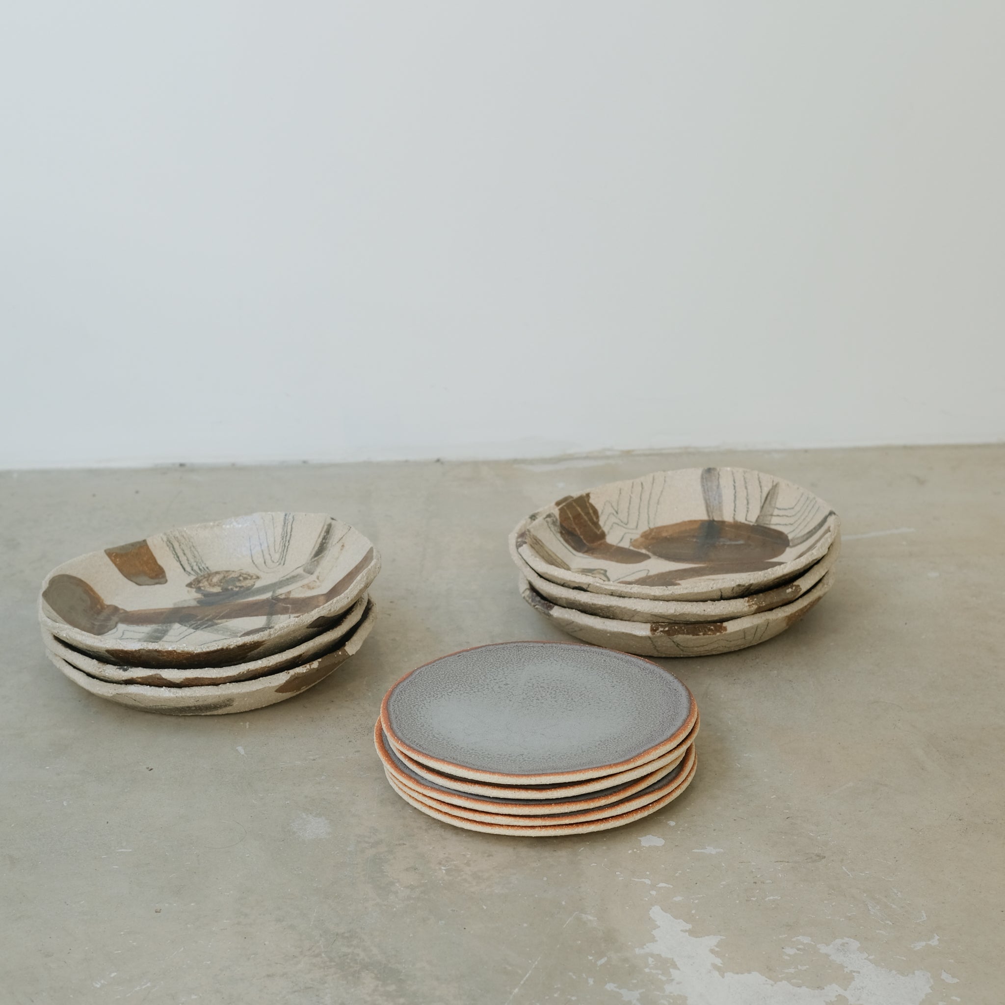 Assiette creuse en grès "Hun 02" D 22cm d'Asterisque chez Brutal Ceramics