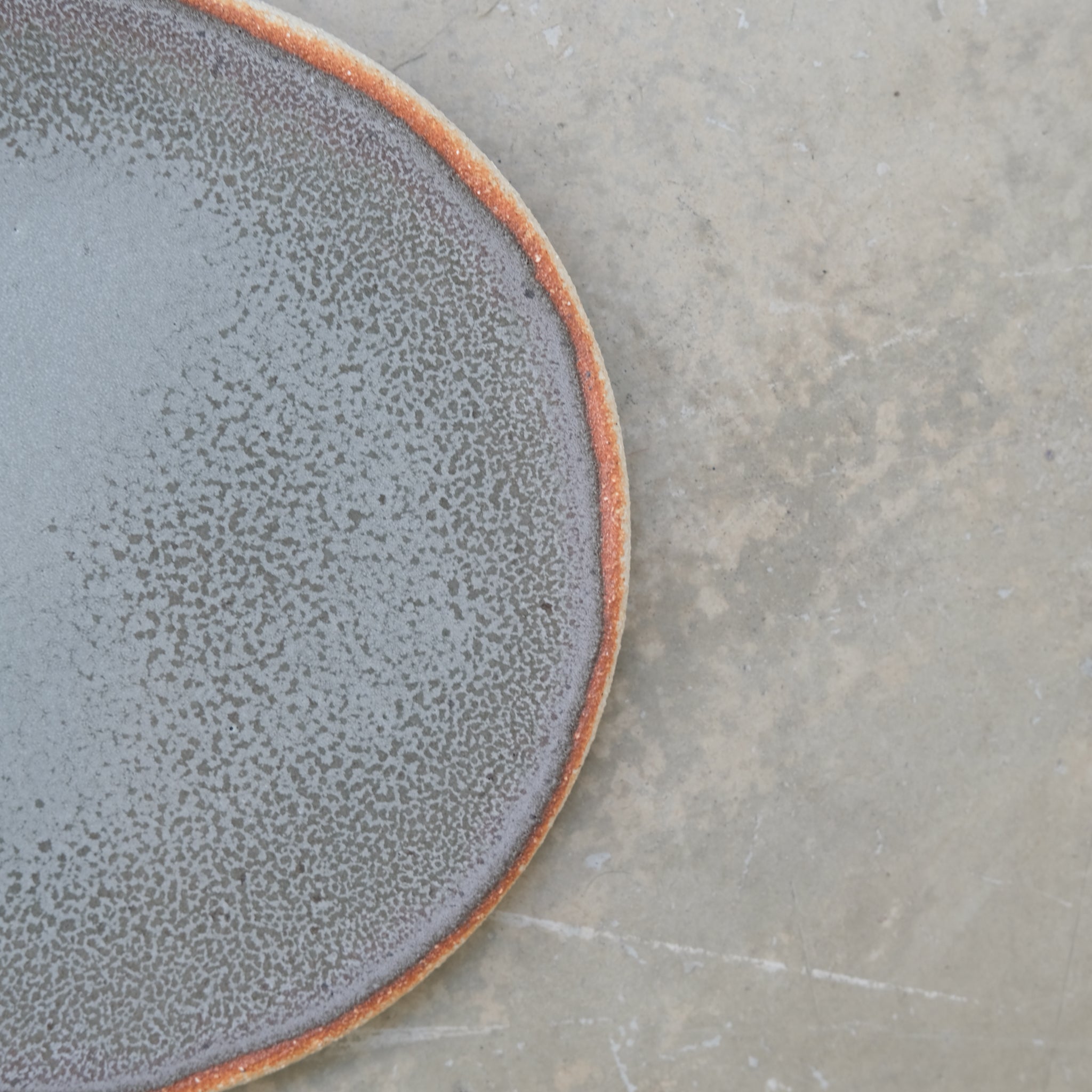 Assiette en grès D 19cm - gris blanc d'Asterisque chez Brutal Ceramics
