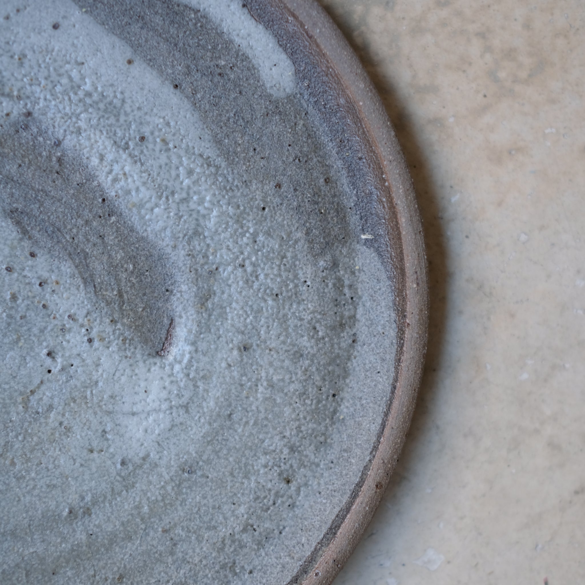 Assiette "rivière" D20cm - Gris bleu mat d'Atelier Mage chez Brutal Ceramics