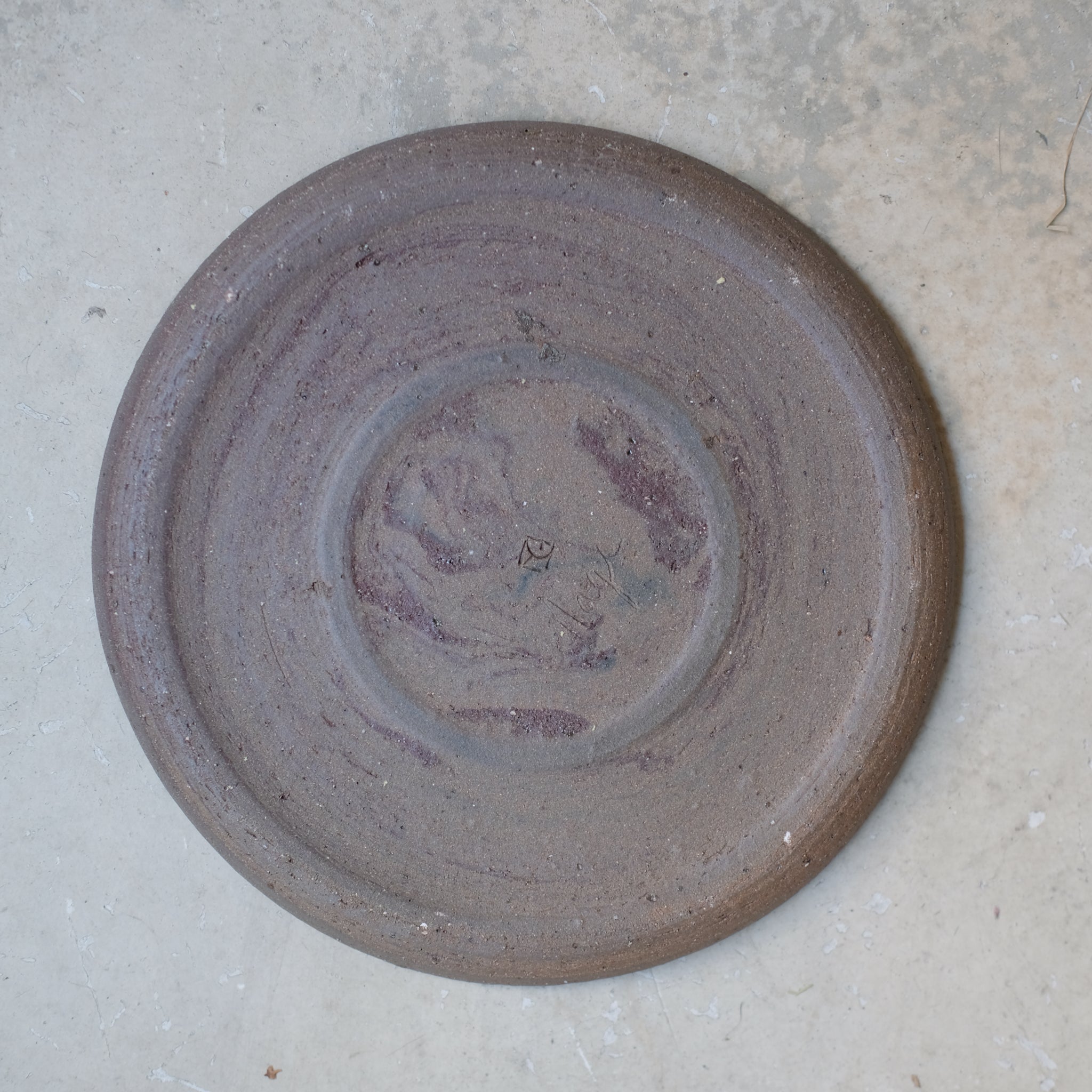 Assiette "rivière" D20cm - Gris bleu mat d'Atelier Mage chez Brutal Ceramics