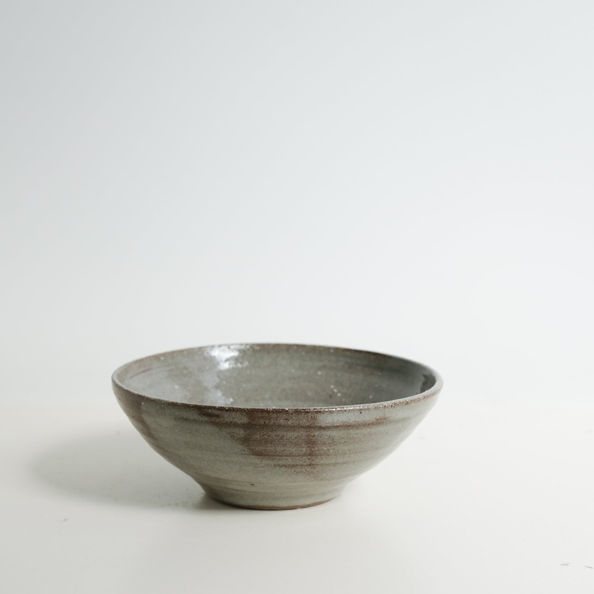 Bol en grès D18cm - Gris brillant d'Atelier Mage chez Brutal Ceramics