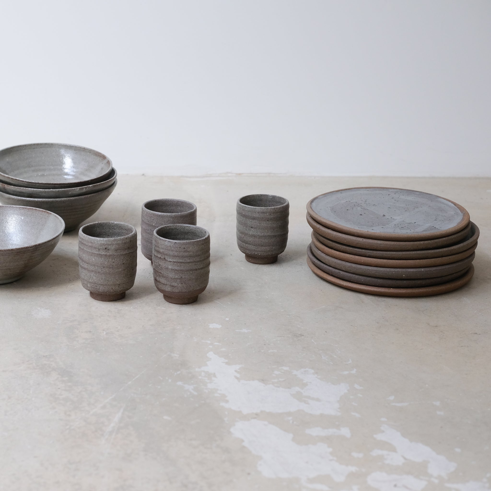 Assiette "rivière" D20cm - Gris bleu mat d'Atelier Mage chez Brutal Ceramics