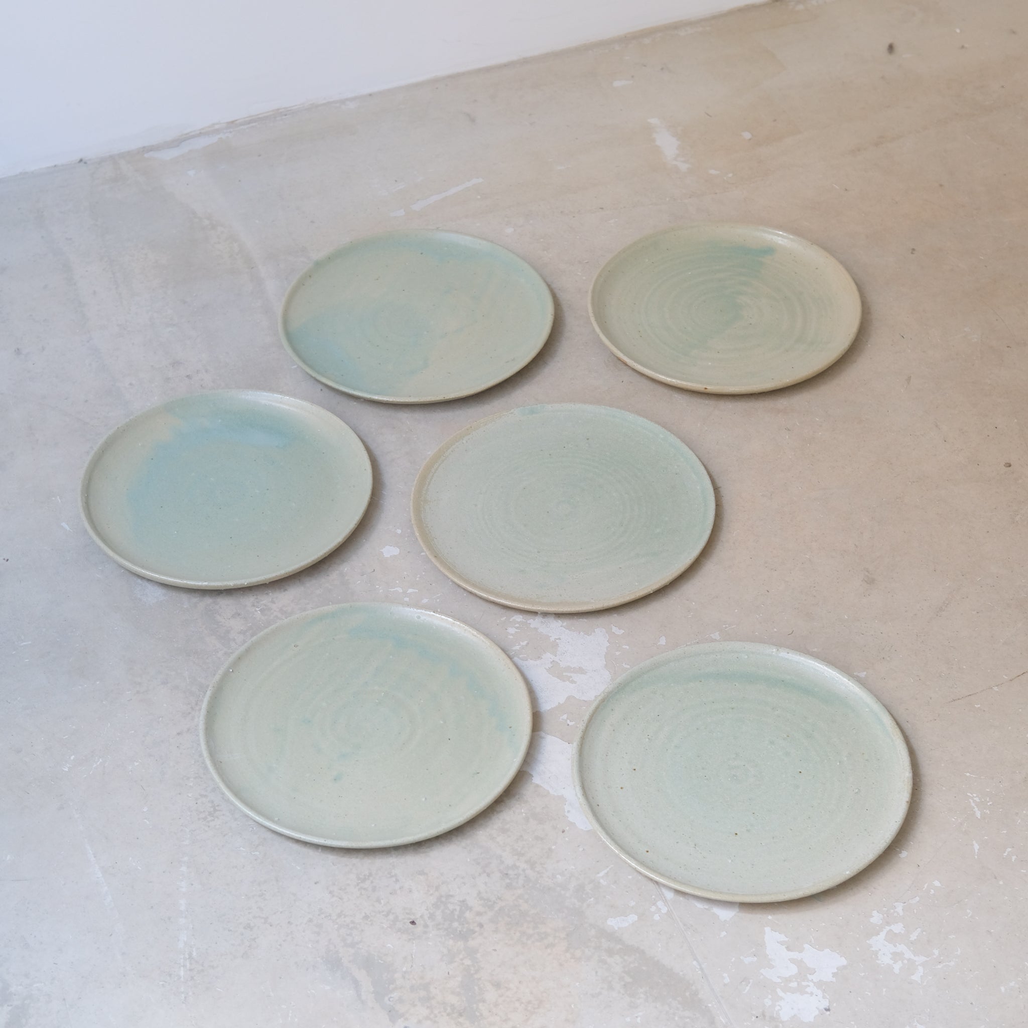 Assiette en grès D24,5cm - vert d'eau de Charline Robache chez Brutal Ceramics
